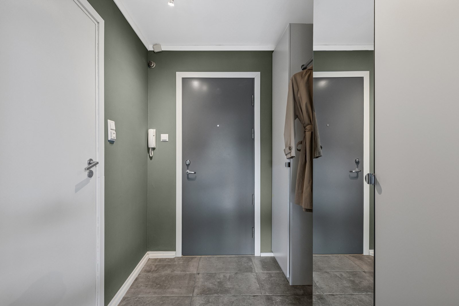 Entré med garderobe- og opphengsløsninger. Galleribilde