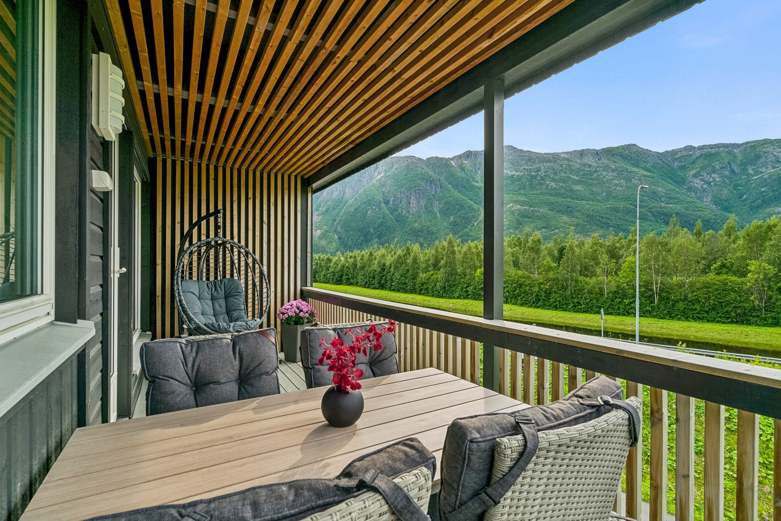 Romslig takoverbygget terrasse med stikk. Galleribilde