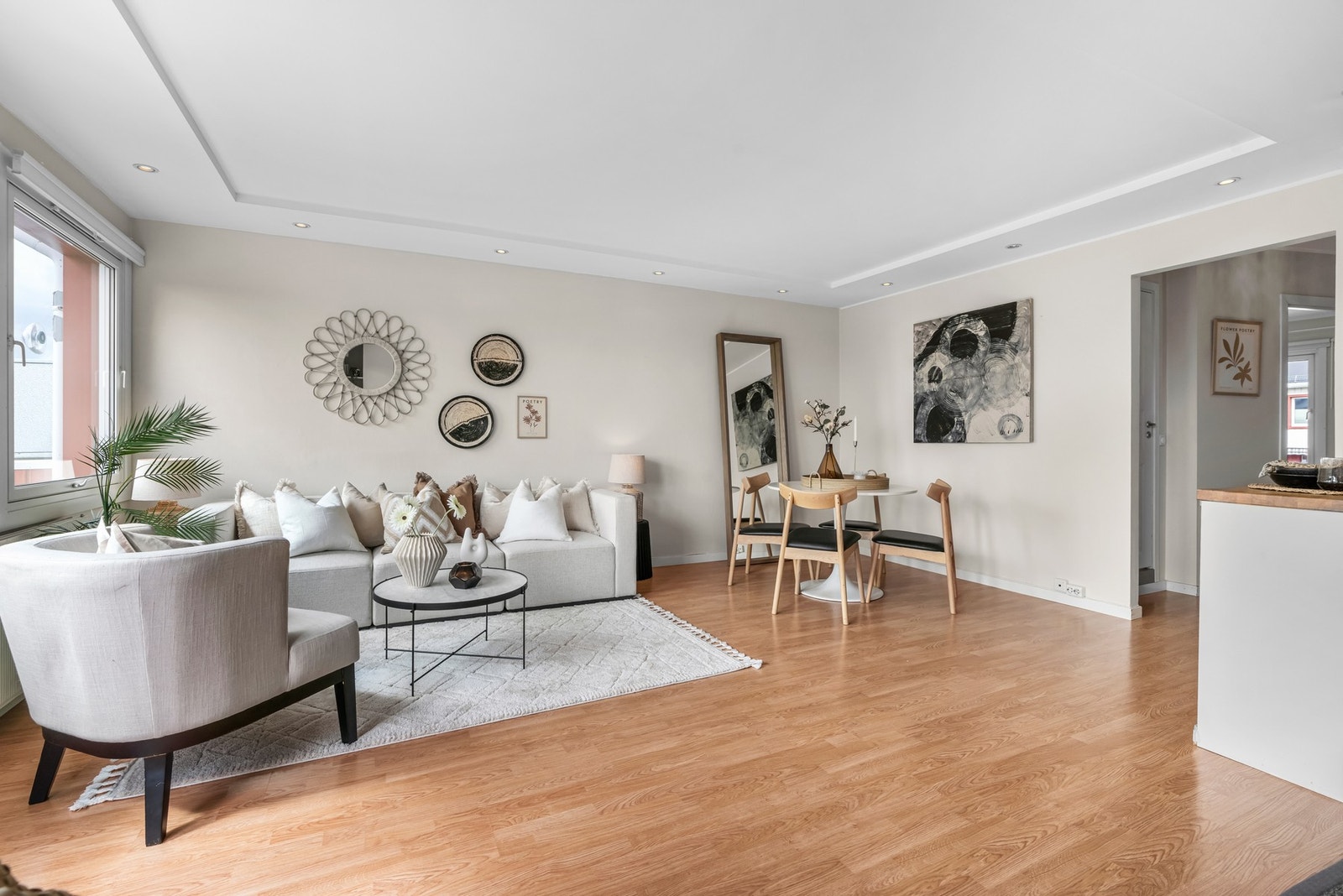 Det er montert downlights i taket for behagelig belysning Galleribilde