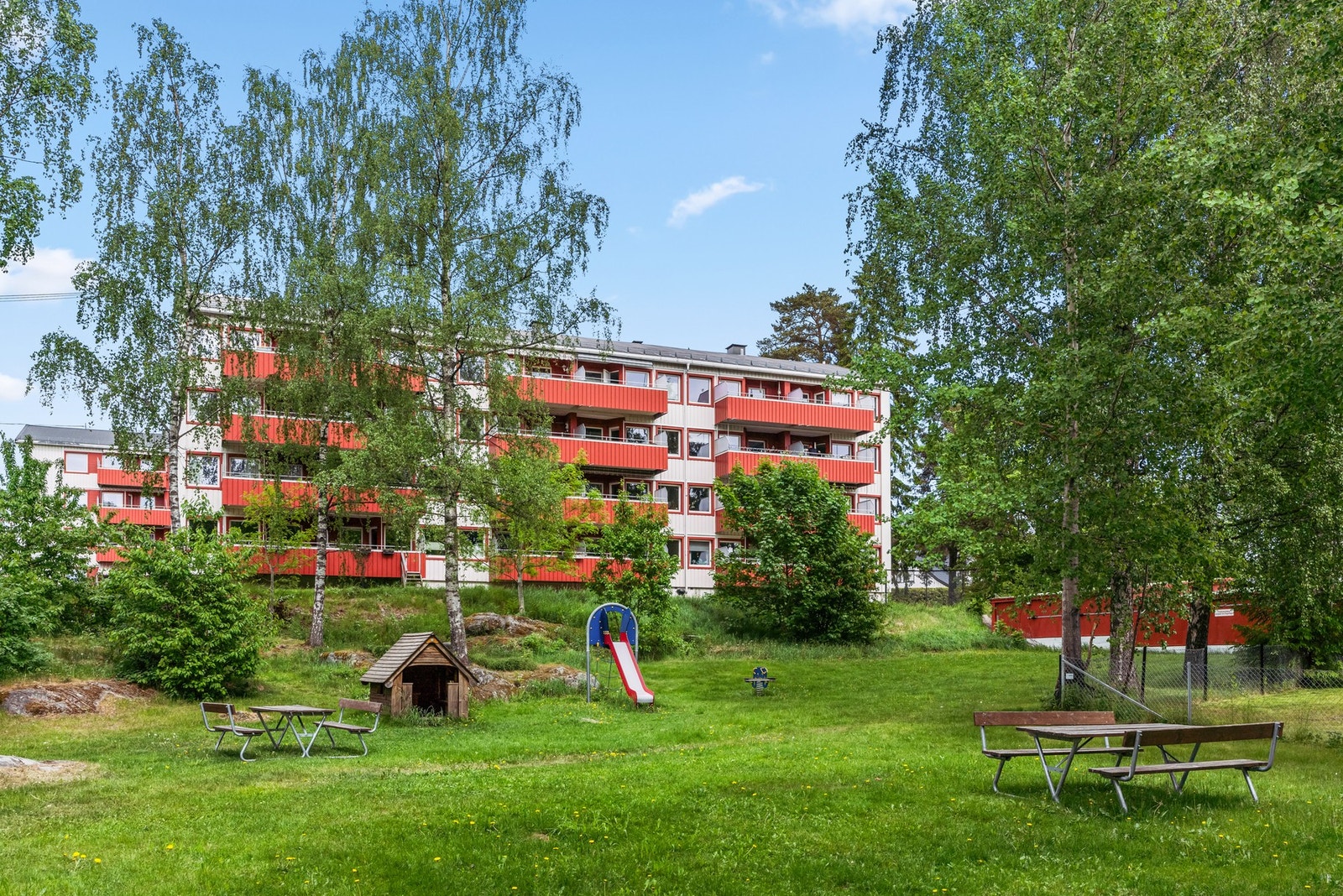 Området byr på flere hyggelige sitteplasser, samt grillmuligheter som legger til rette for sosiale sammenkomster i sommerhalvåret Galleribilde