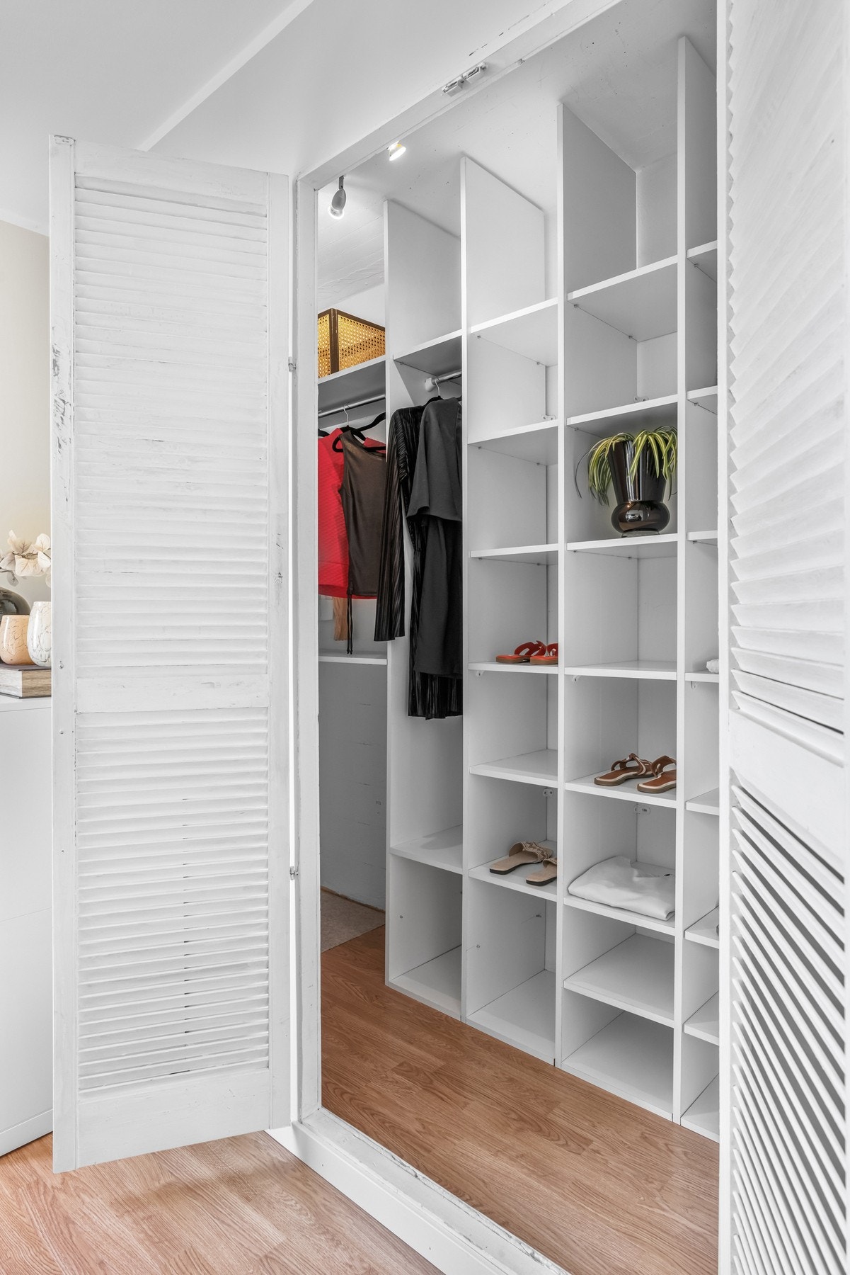 I tilknytning til soverommet er det en praktisk walk-in garderobe Galleribilde