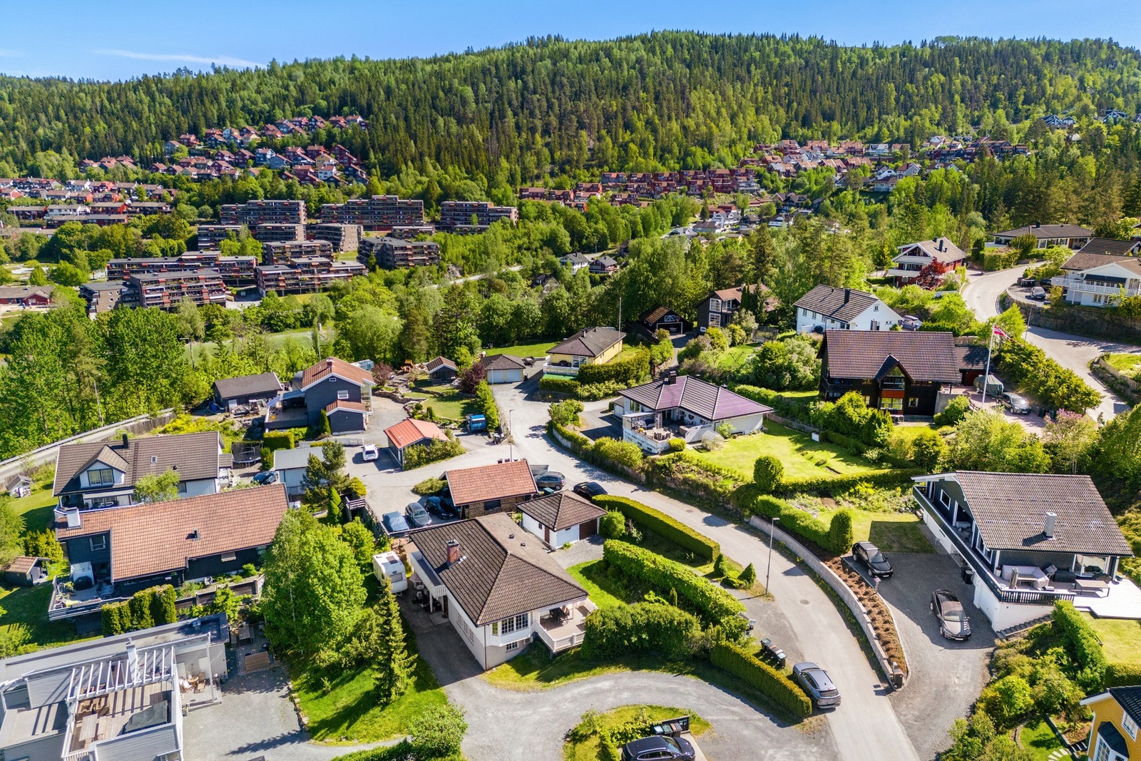 Boligen ligger høyt og fritt med gode solforhold og nærhet til Bærums Verk og Sandvika. Galleribilde
