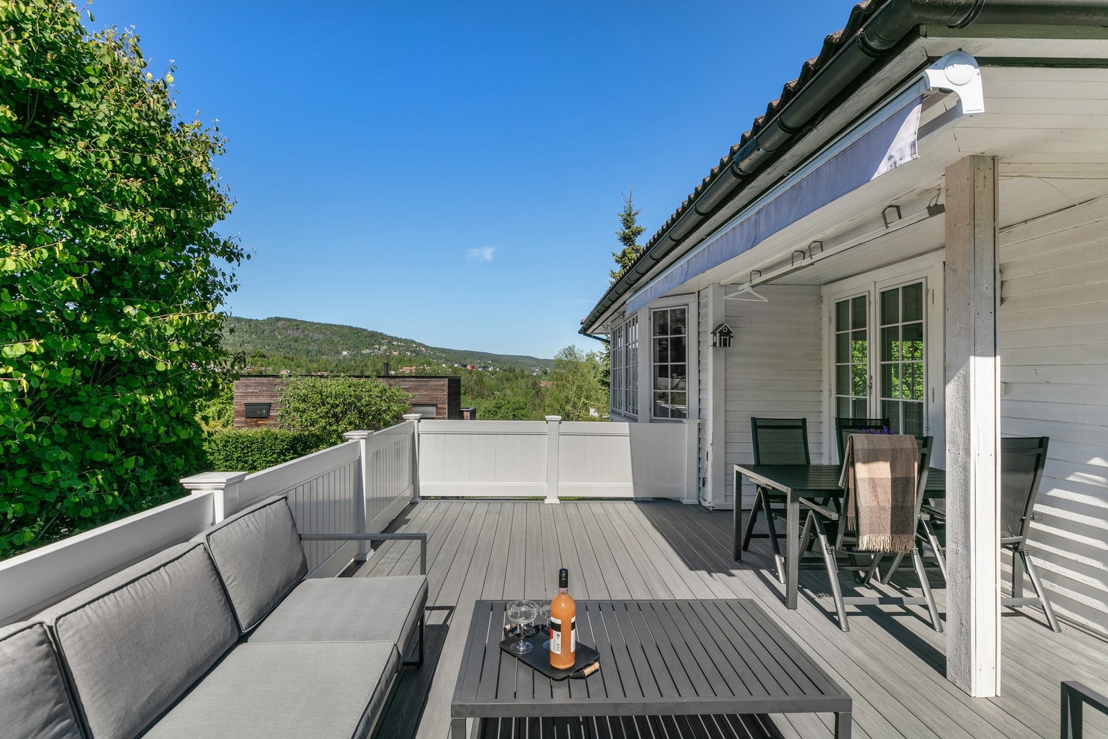 Stor terrasse på 28 kvm med sol fra formiddag til kveld - perfekt for både måltider og avslapping. Galleribilde