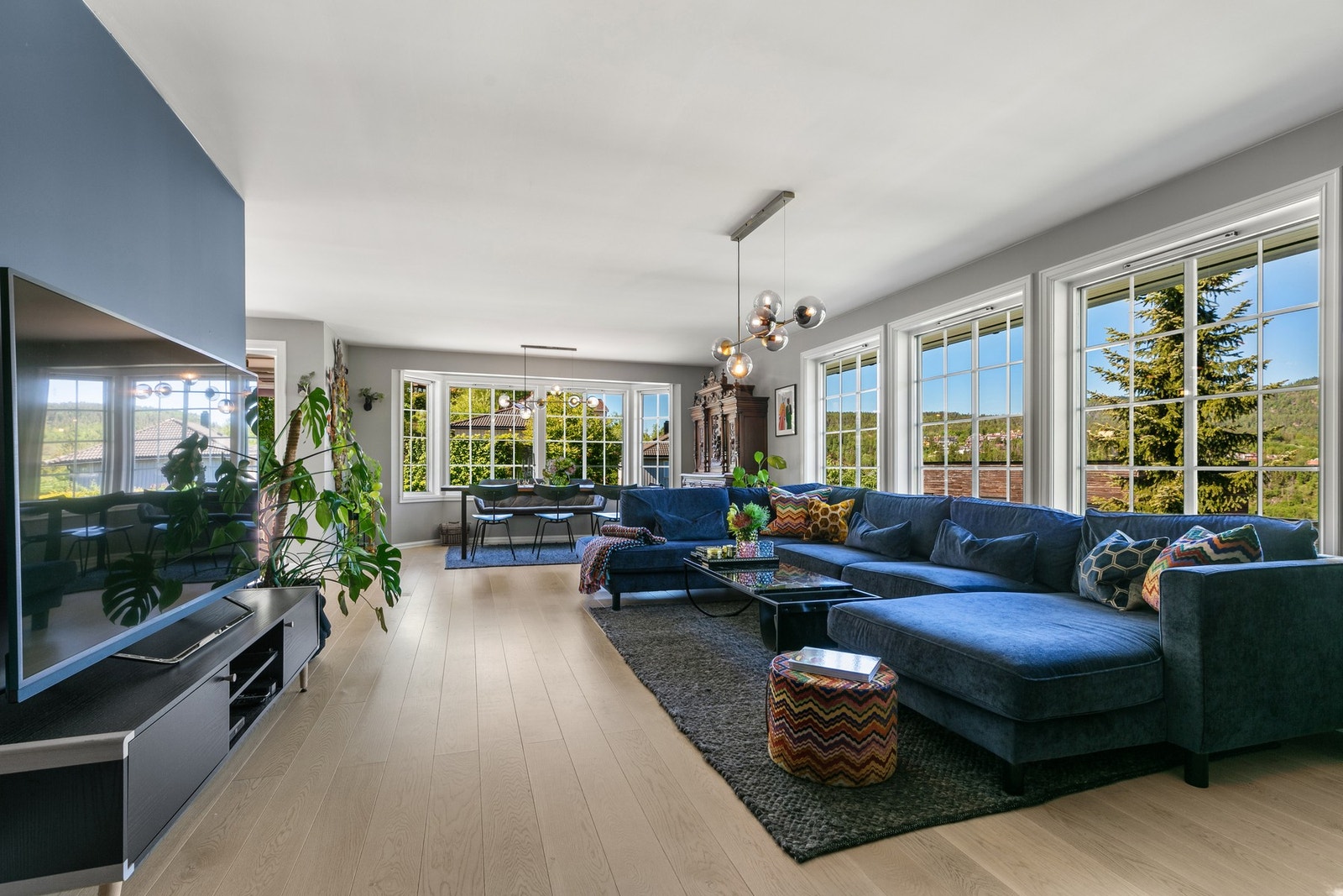 Åpen og sosial stue med plass til både sofagruppe og langbord - perfekt for familieliv og gjester. Galleribilde