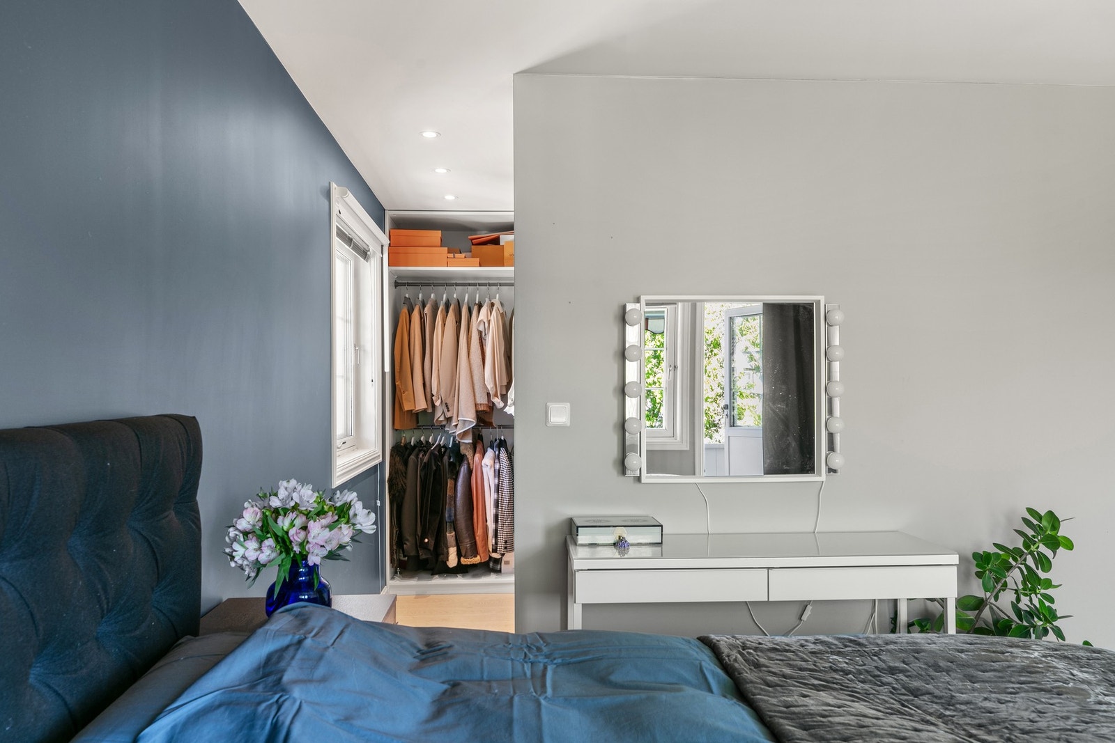 Hovedsoverommet har egen walk-inn garderobe. Galleribilde