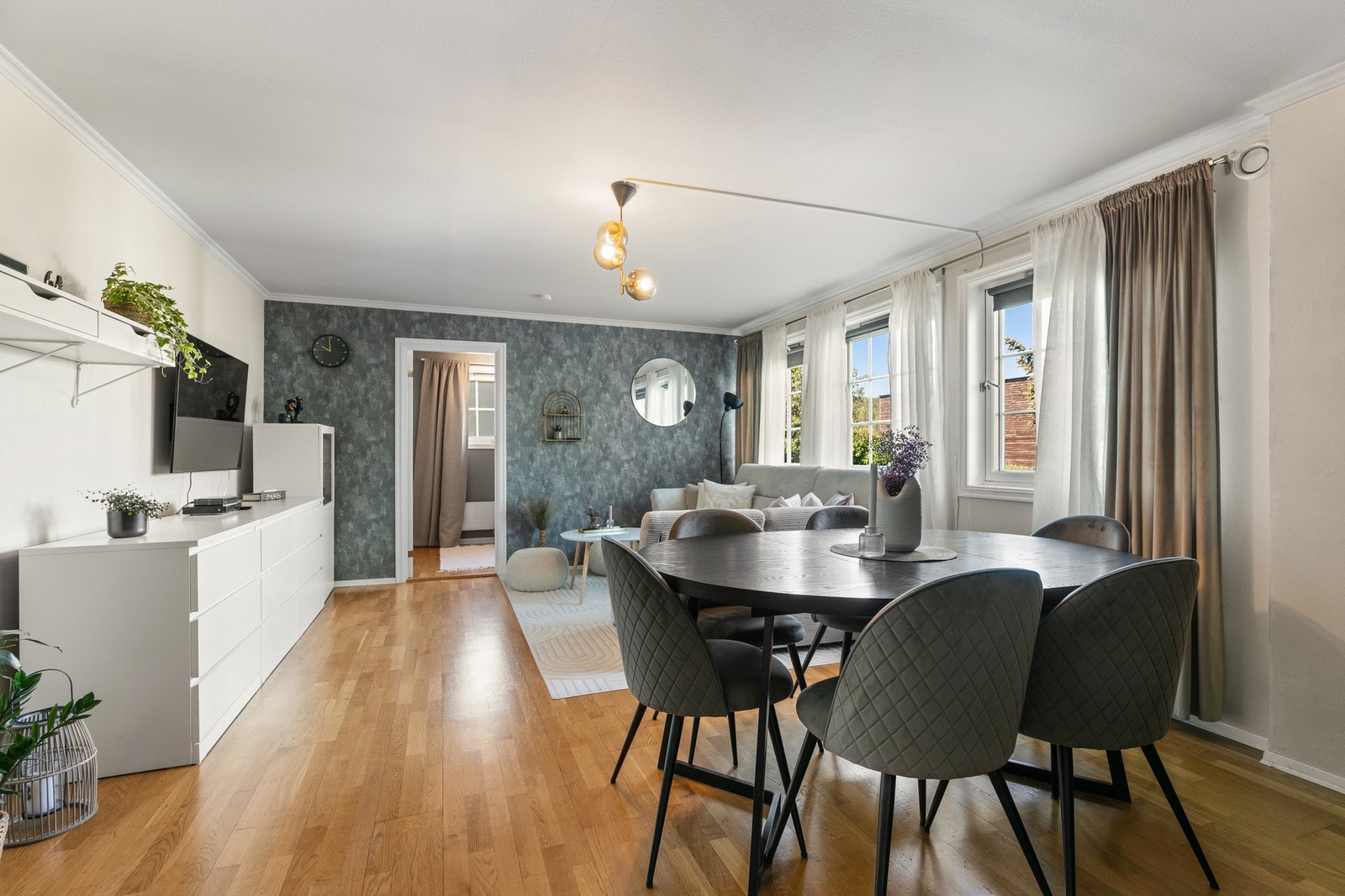 Underetasjen er romslig og er utformet med egen inngang, kjøkken og 3 soverom. Galleribilde
