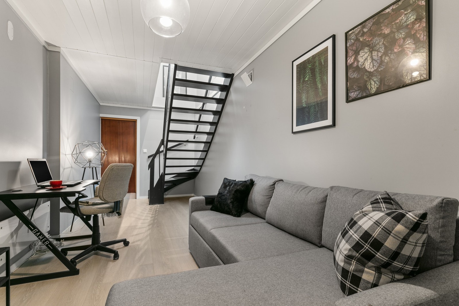 Rommet har ett eget inngagnsparti og direkte tilgang til bad / Vaskerom. Galleribilde