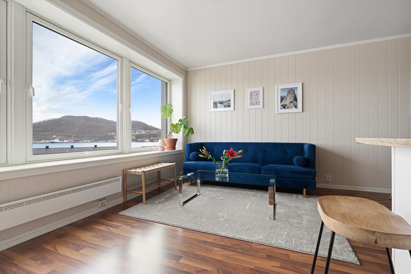 Store stuevinduer gir godt innslipp av dagslys og god utsikt! Det er også plass til både blomster og lys i de dype vinduskarmene Galleribilde