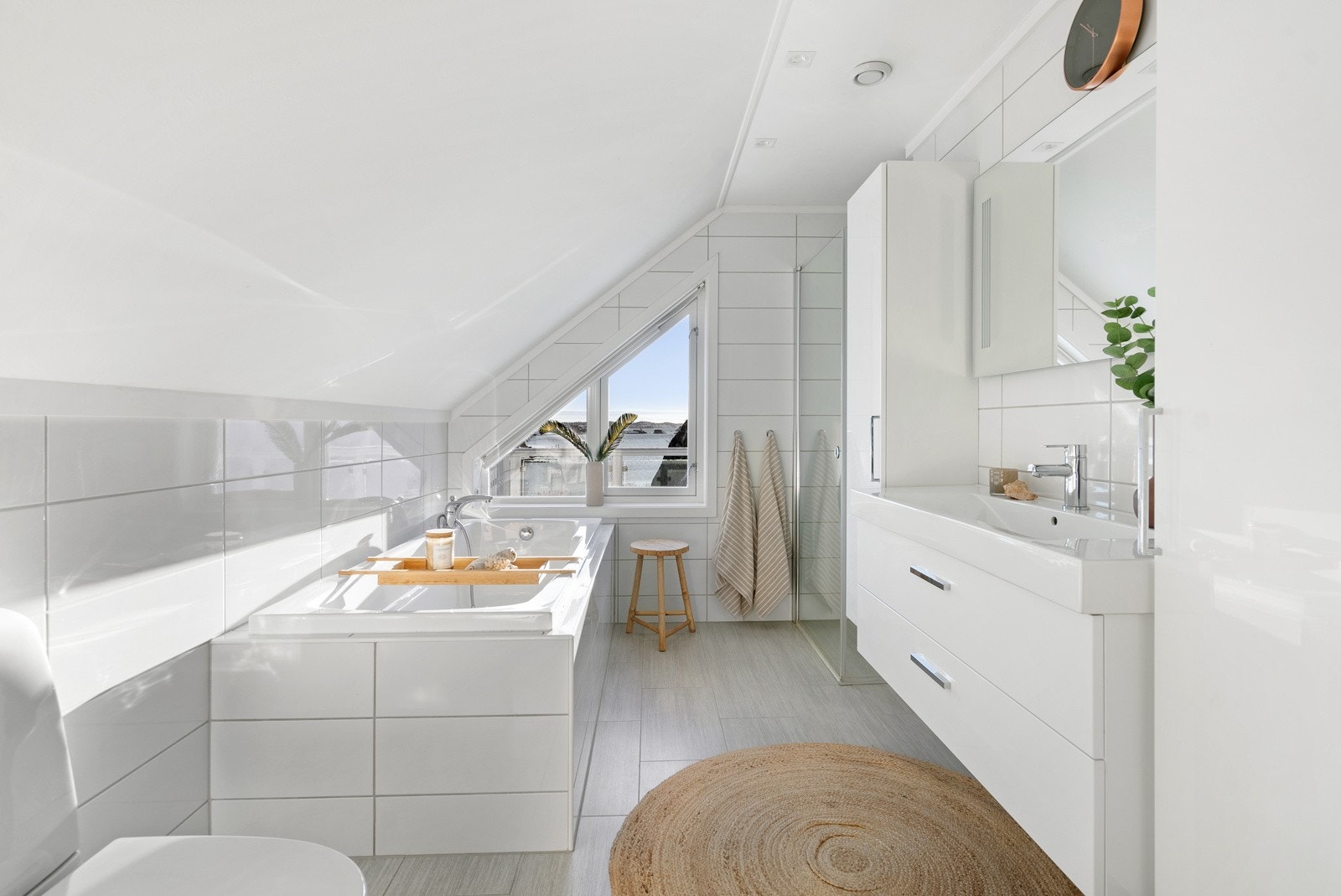 Bad med sjøutsikt fra badekaret Galleribilde