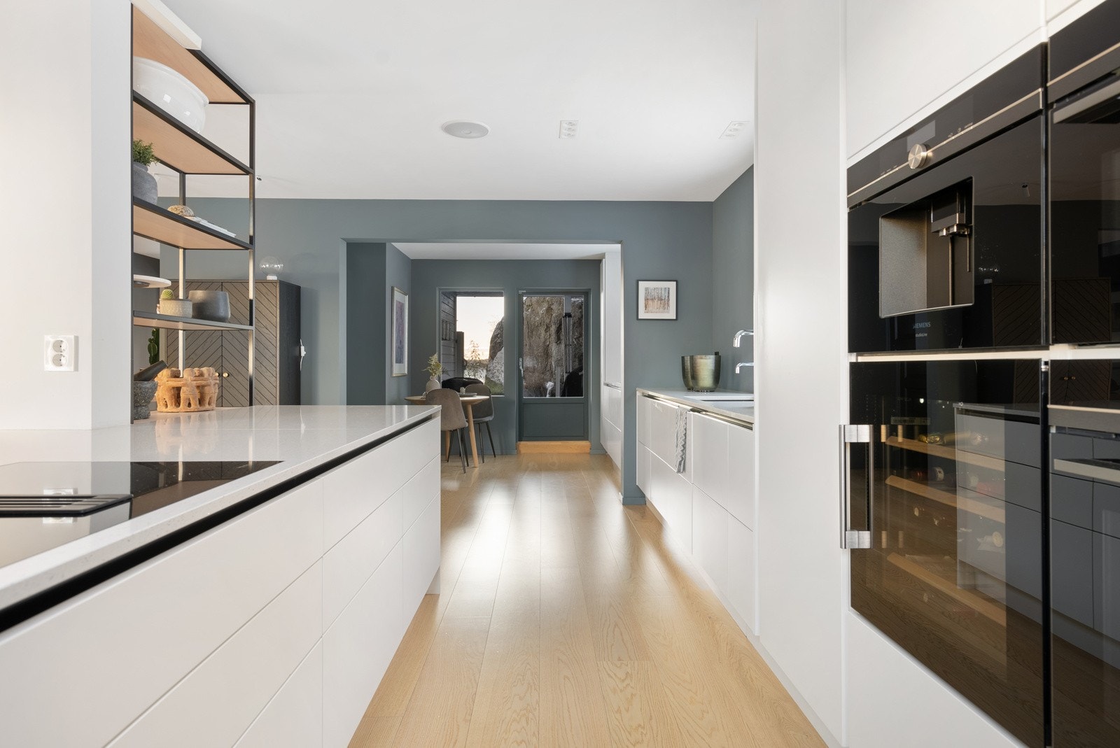 Godt med benkeplass og integrert ovner, kaffemaskin, kjøleskap, vinskap og platetopp Galleribilde