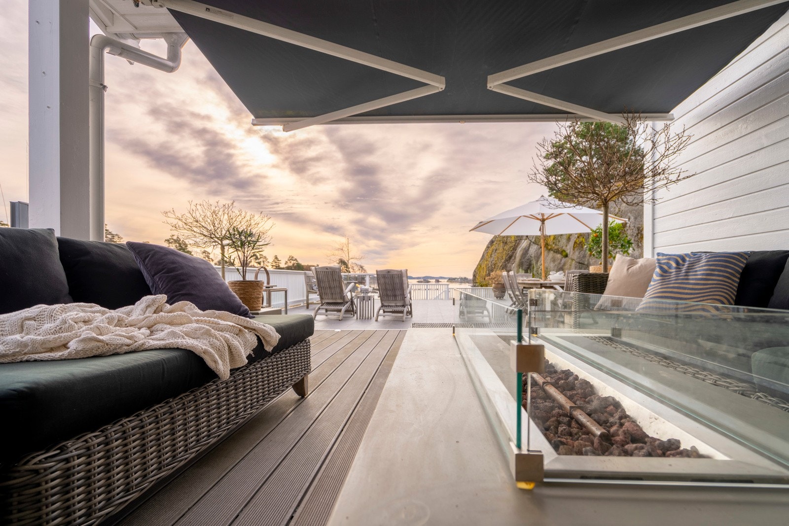 Terrassen har delevis overbygget terrasse med fantastisk sjøutsikt. Galleribilde