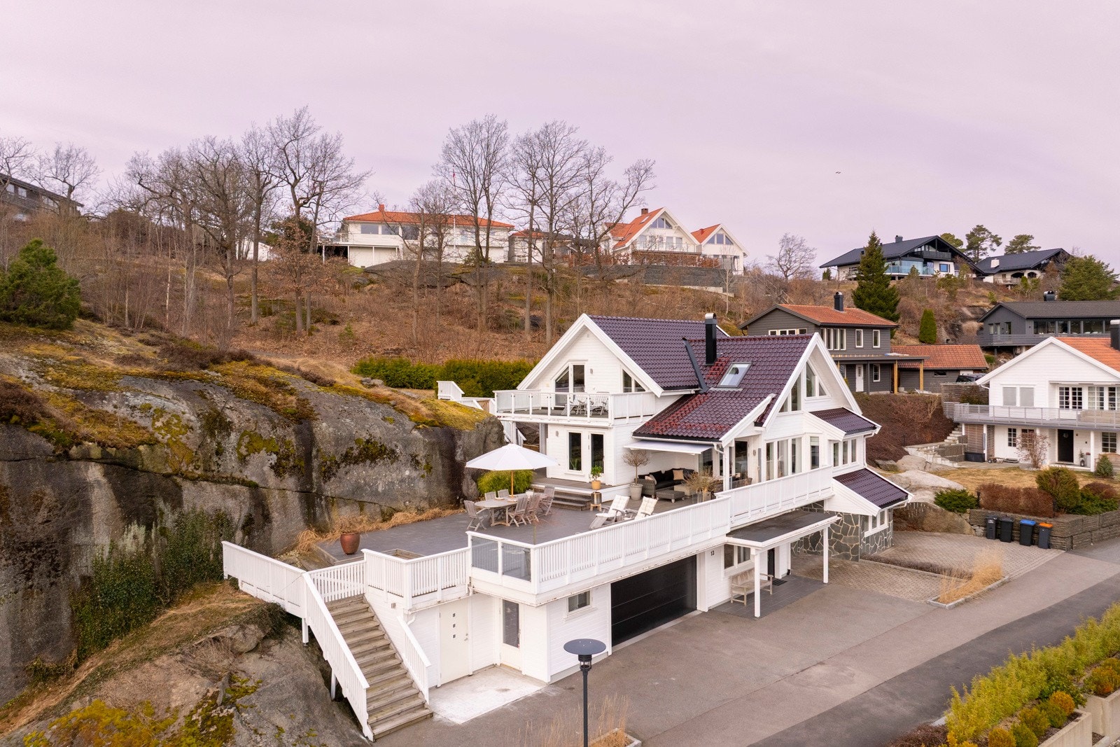 Stor enebolig med mye plass og godkjent utleiedel. Beliggende i første rekke fra sjøen. Galleribilde