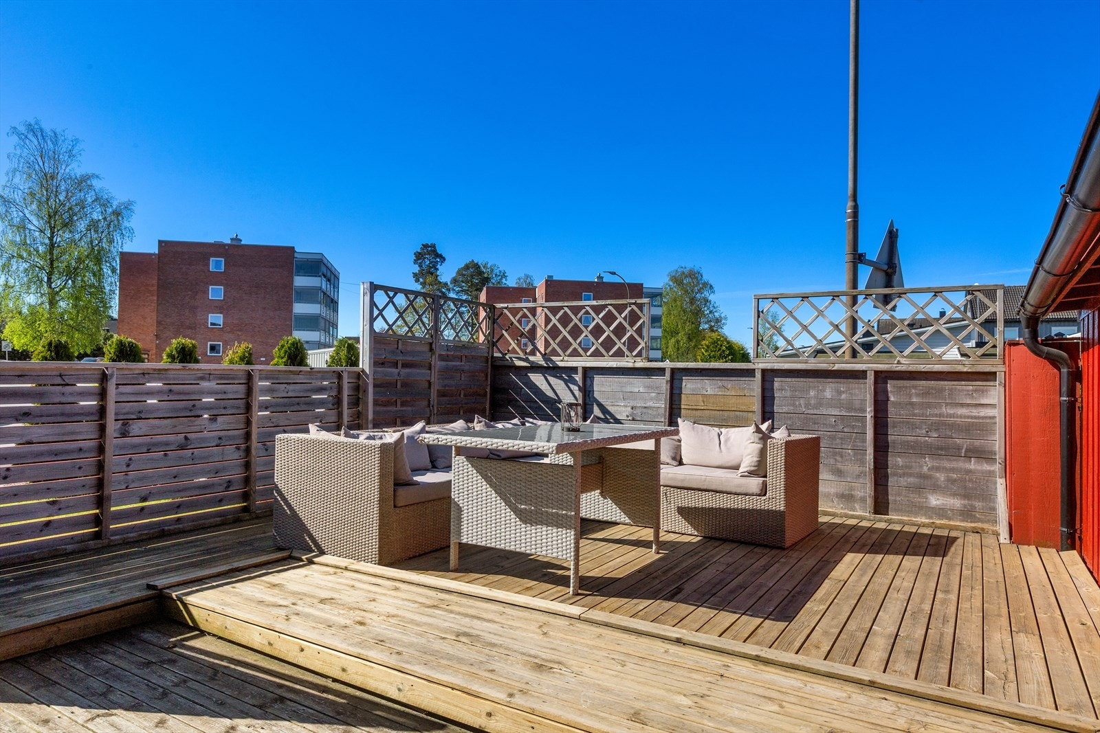 Fra stue er det utgang til stor terrasse med tilhørende utebod og liten hage Galleribilde