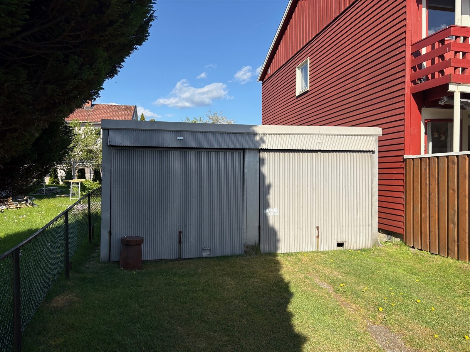 Til boligen hører en eldre, enkel garasje til 1 bil på ca. 14 kvm (ca. 2,5 m x 5,5 m) Galleribilde