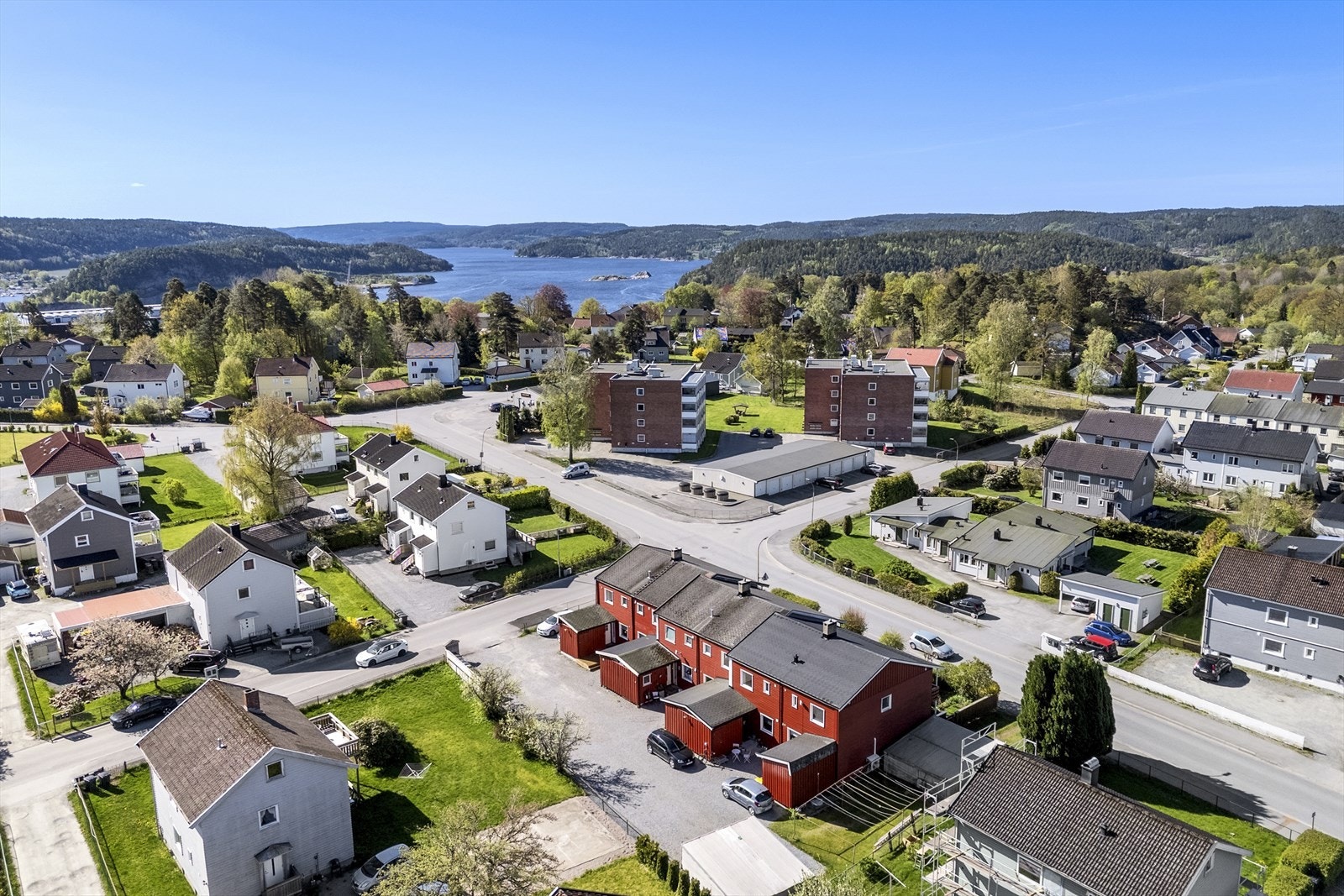 Fra eiendommen er det kort gange bort til Låby barneskole (ca. 350 meter) og Strupe ungdomsskole (ca. 1400 meter) Galleribilde