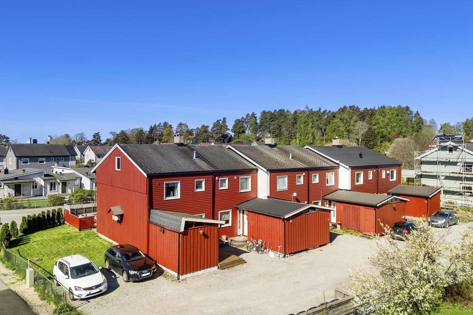 Beliggende i veletablert boligområde på Låby ca. 2 km fra Halden sentrum med gangavstand ned til alle byens fasiliteter Galleribilde