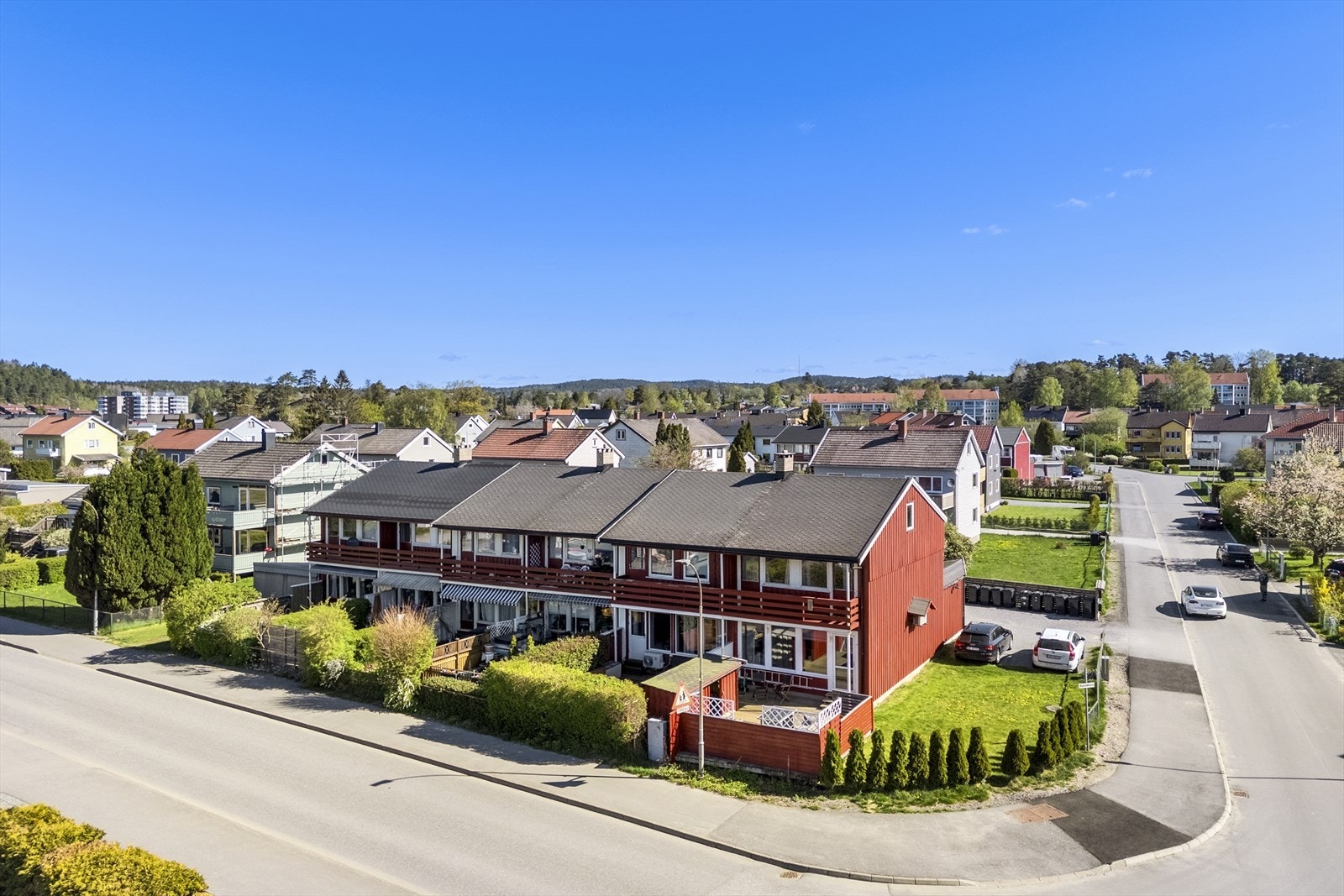 I nærområdet finner du bussholdeplass, flere barnehager, dagligvarebutikker, apotek, legevakt, bakeri, bensinstasjoner og diverse idrettsanlegg (flere idrettshaller, treningssenter, tennisanlegg, stort fotballanlegg og Høgskolen i Østfold med svømmehall) Galleribilde