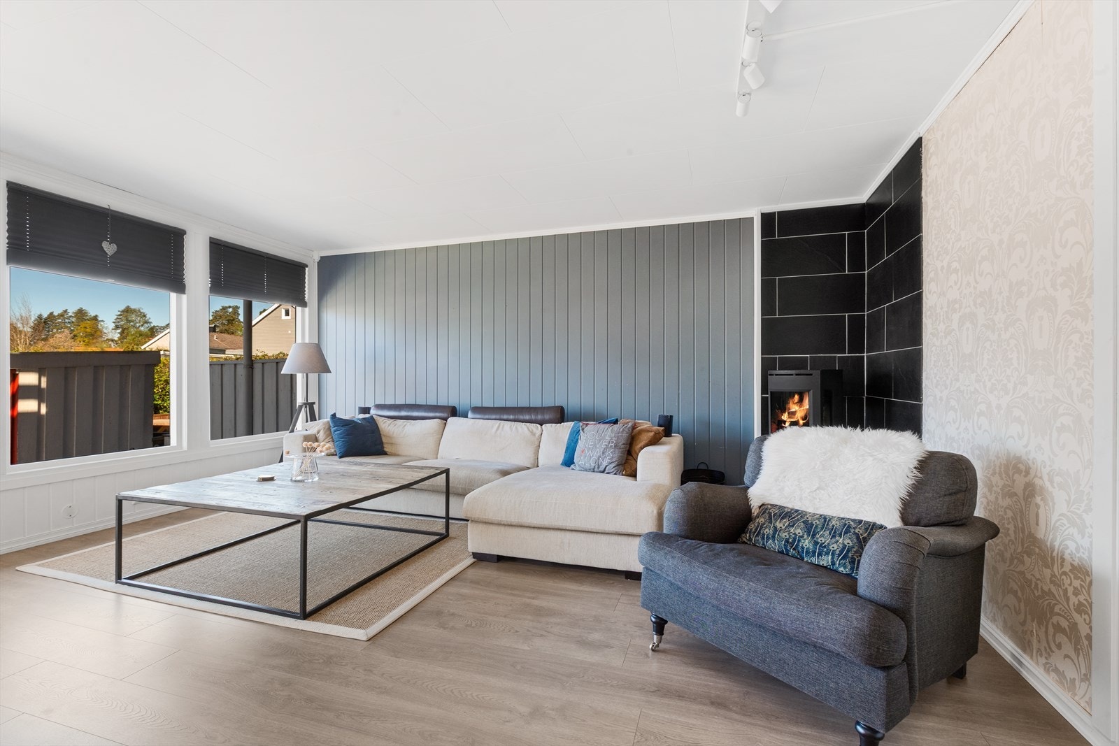 Stue har laminatgulv og Mdf panel på vegger. Vedovn. Ny Luft til luft varmepumpe fra 2025 Galleribilde