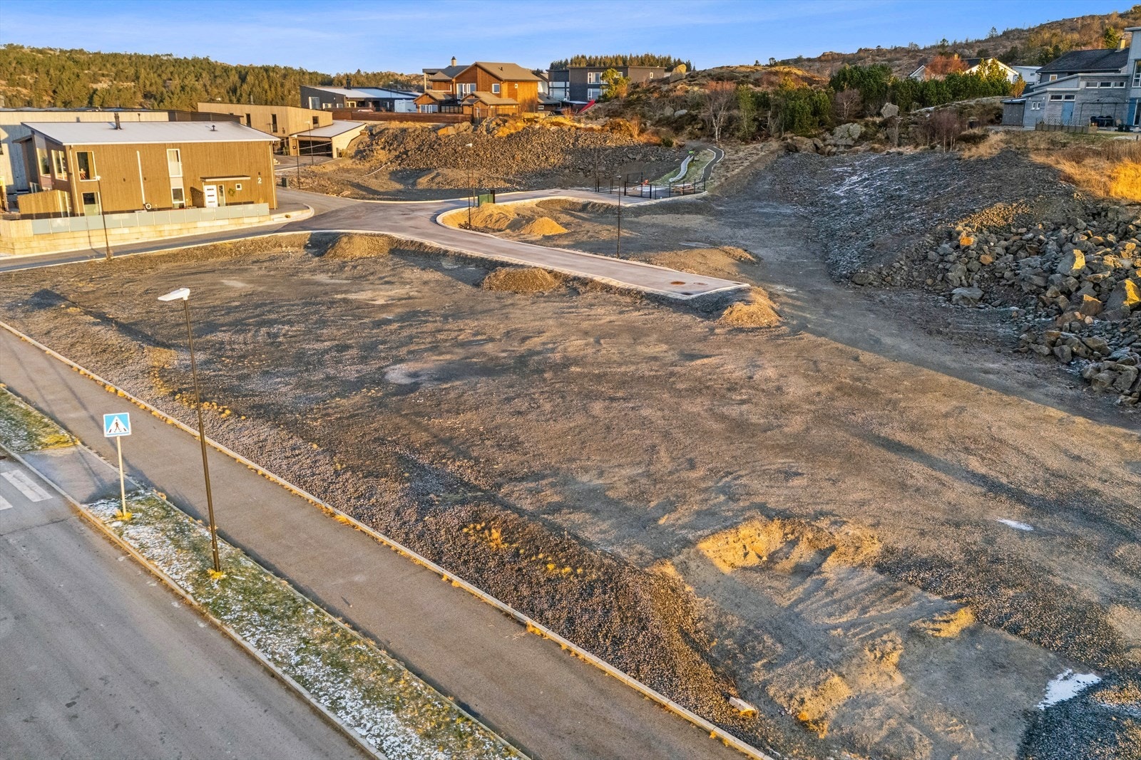 Her på Lyefjell har du muligheten til å bygge drømmeboligen - tomtene leveres byggeklare med vann, avløp og strøm fremført. Galleribilde