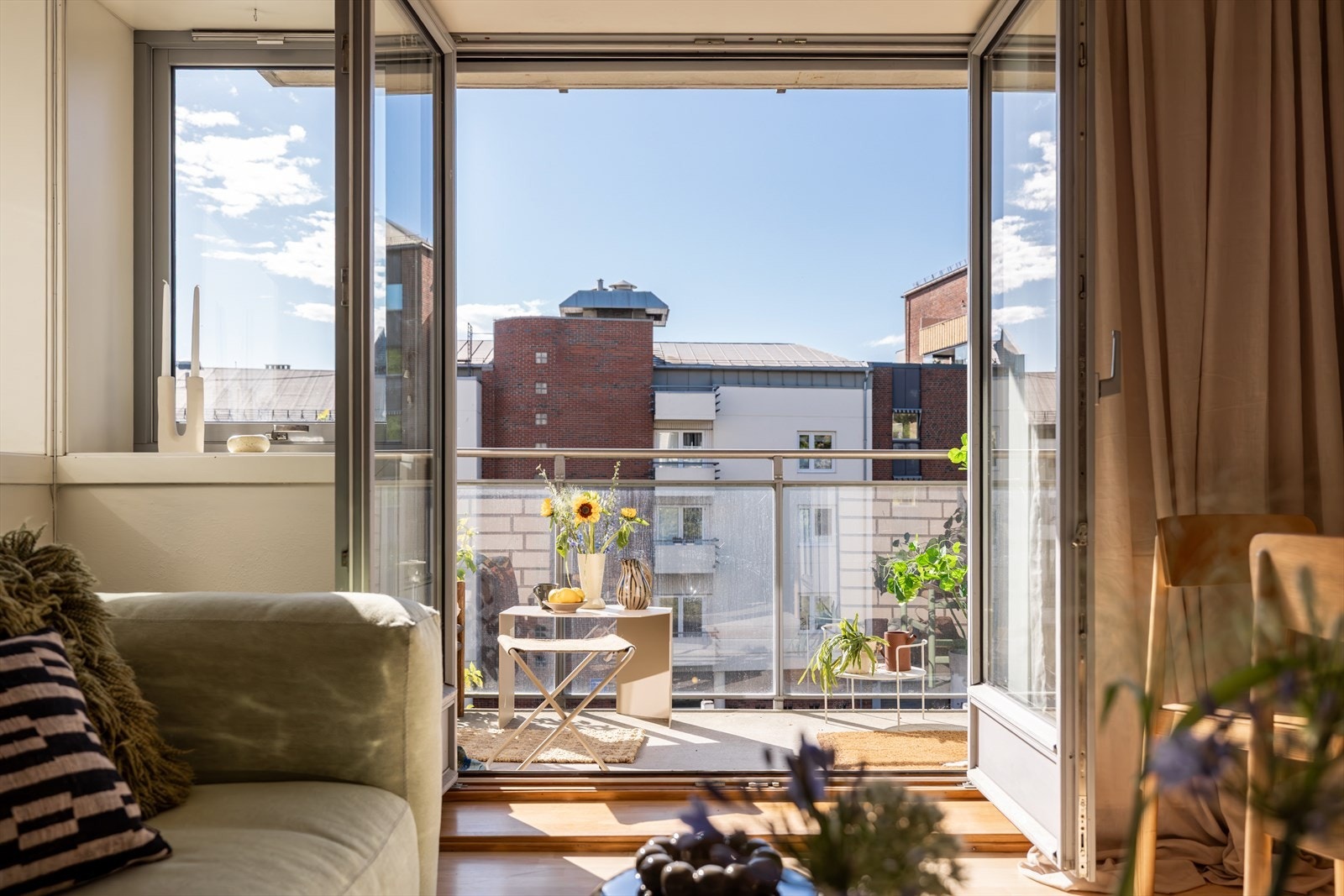 Store, flotte vindusflater som gir masse naturlig lysinnslipp i rommet. Galleribilde