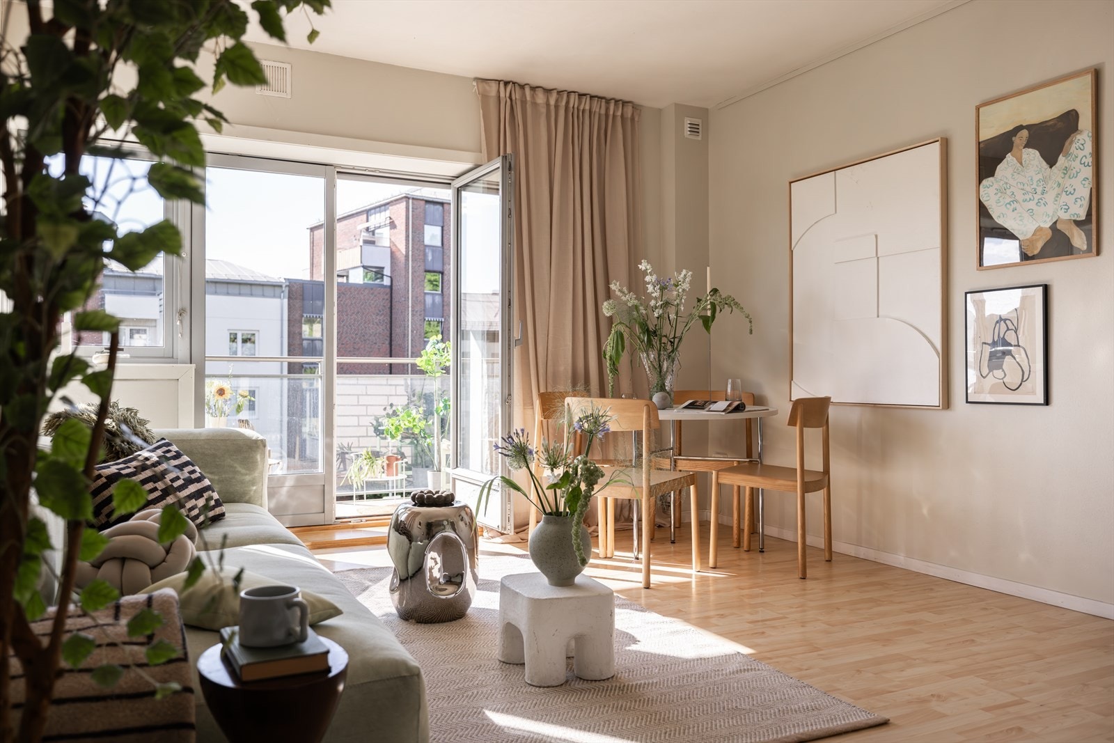 Stuen har gode møbleringsmuligheter for sofagruppe, spisebord og annet møblement. Galleribilde