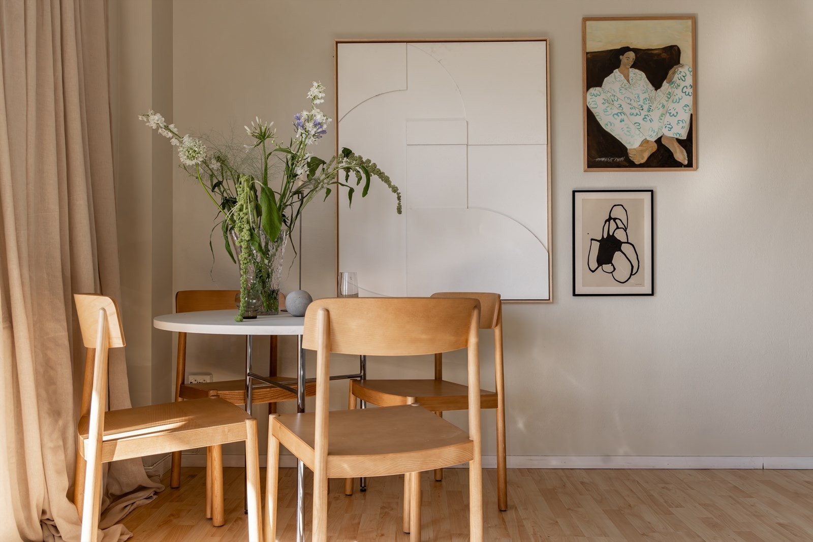 God plass til spisebord - perfekt for å invitere til hyggelig middag med venner og familie! Galleribilde