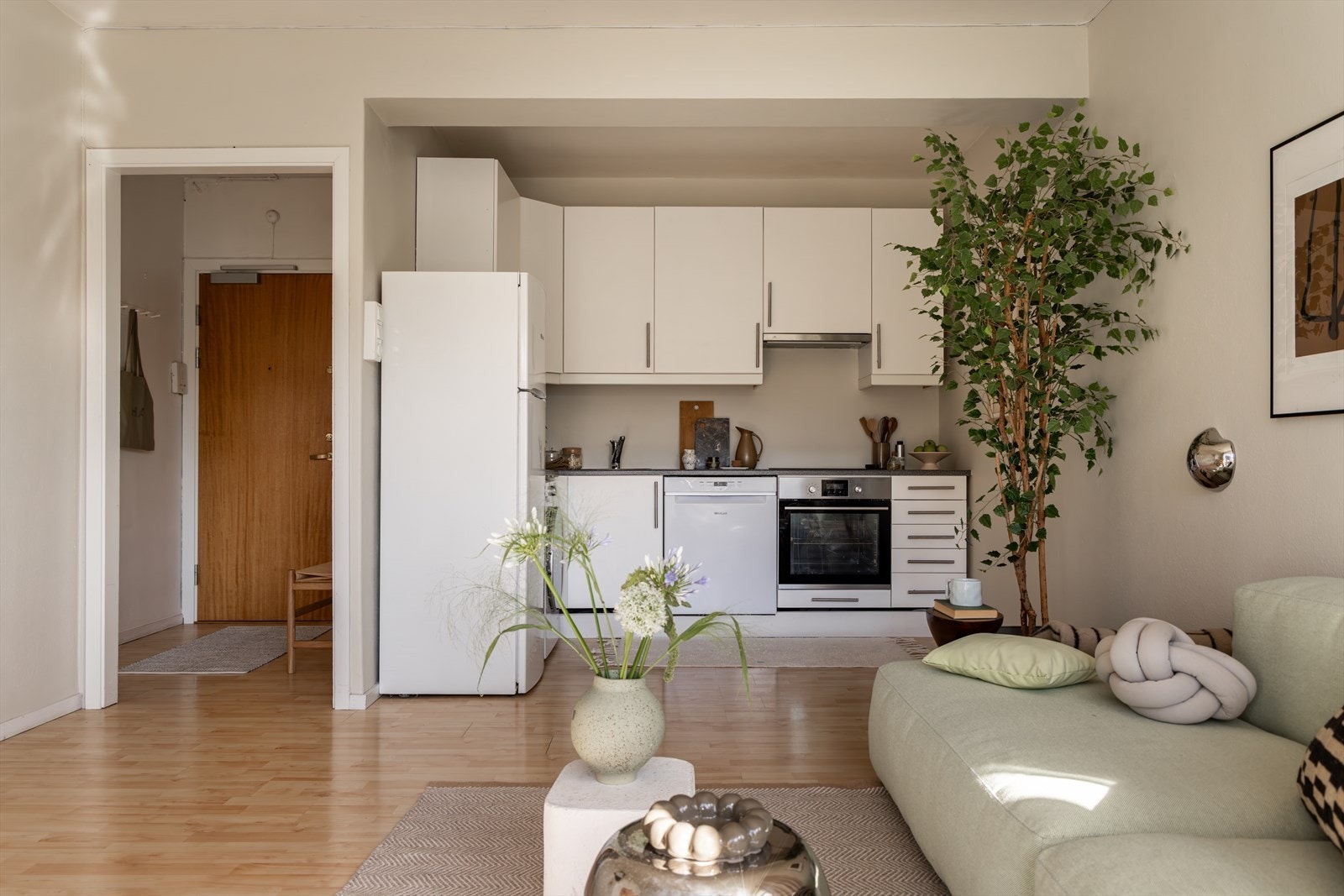 Hvit, stilren kjøkkeninnredning med glatte fronter og benkeplate av laminat med nedfelt oppvaskkum. Nye kjøkkenfronter fra 2017. Galleribilde