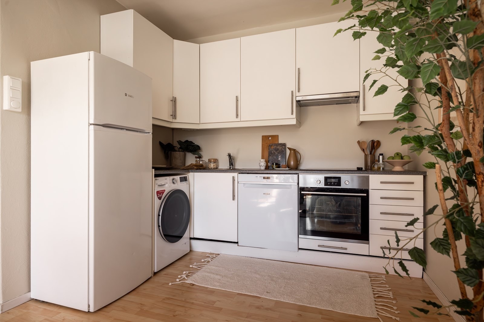 Det er rikelig med skap- og benkeplass, for både oppbevaring og matlagning. Det er opplegg og avsatt plass for vaskemaskin. Galleribilde