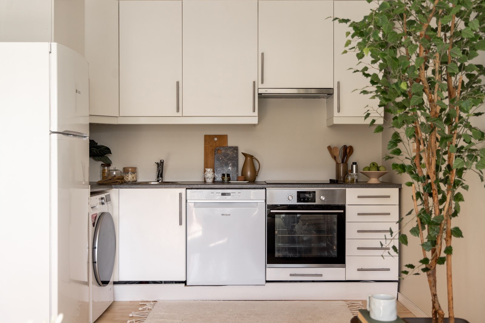 Kjøkkenet er utstyrt med integrerte hvitevarer som stekeovn, induksjonstopp og oppvaskmaskin fra 2017. Frittstående kjøleskap medfølger. Galleribilde