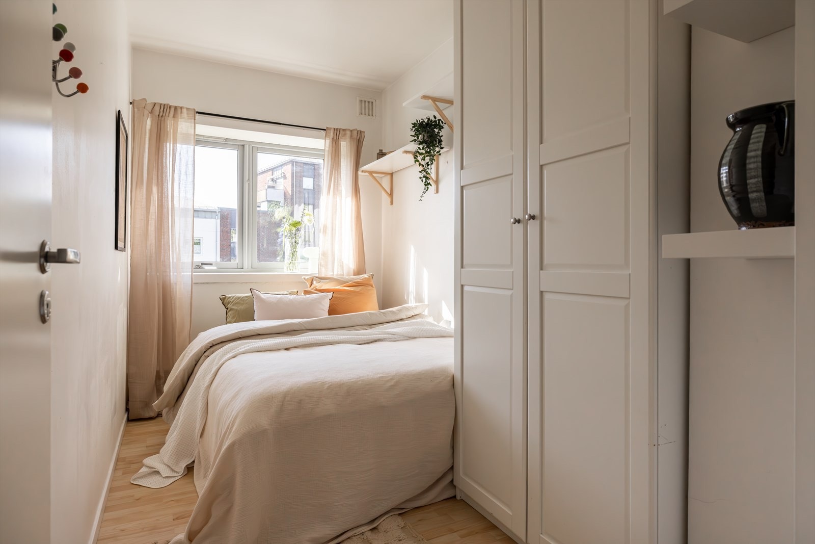 Et hyggelig soverom malt i smakfull farge med flott vindu. Galleribilde