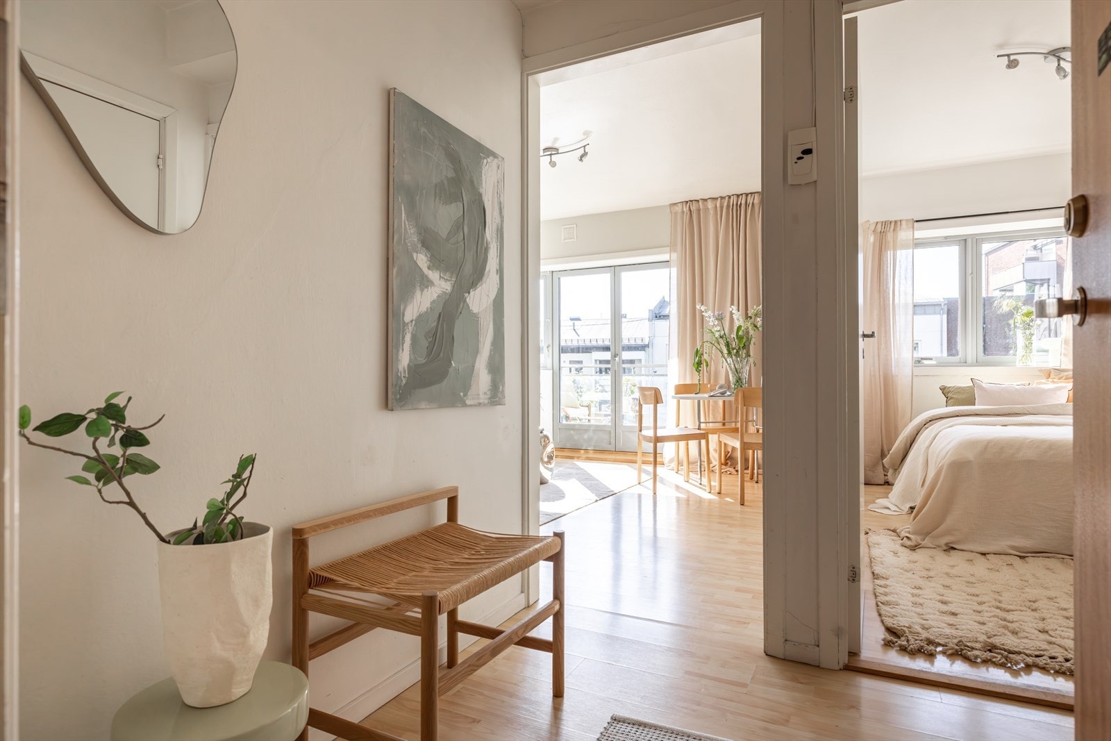 Du blir møtt av en innbydende entré som har plass for oppheng av jakker og oppstilling av sko. Galleribilde