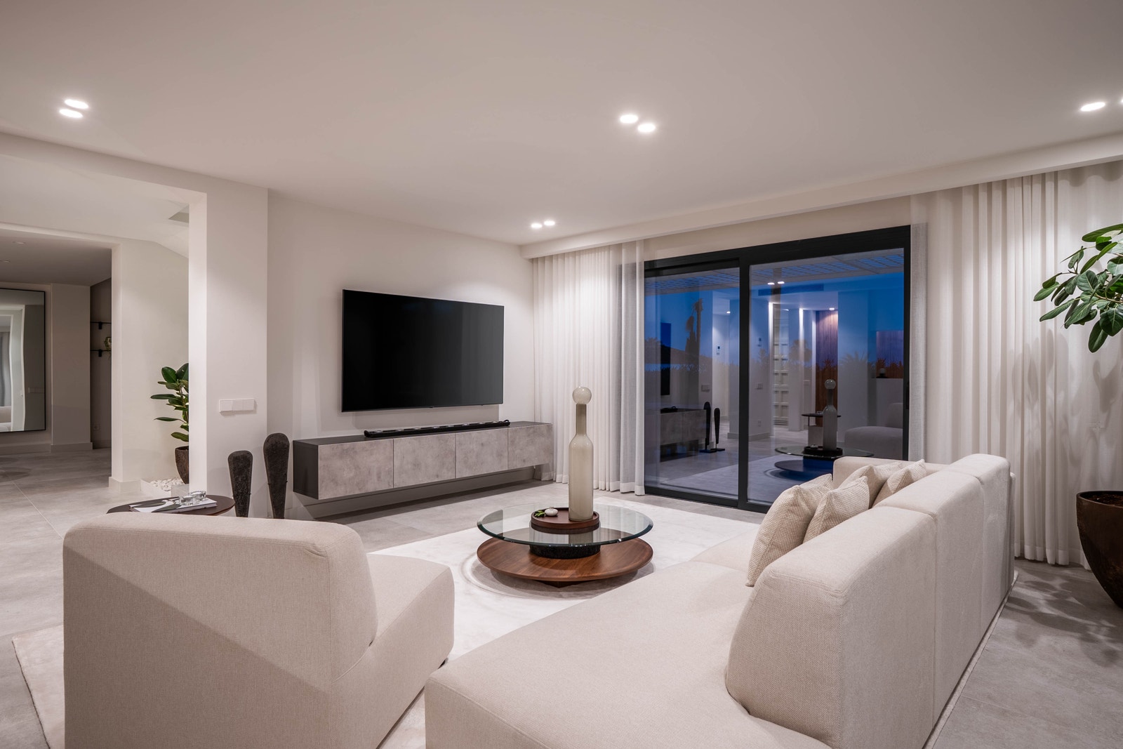 Stue med vegghengt tv. Galleribilde