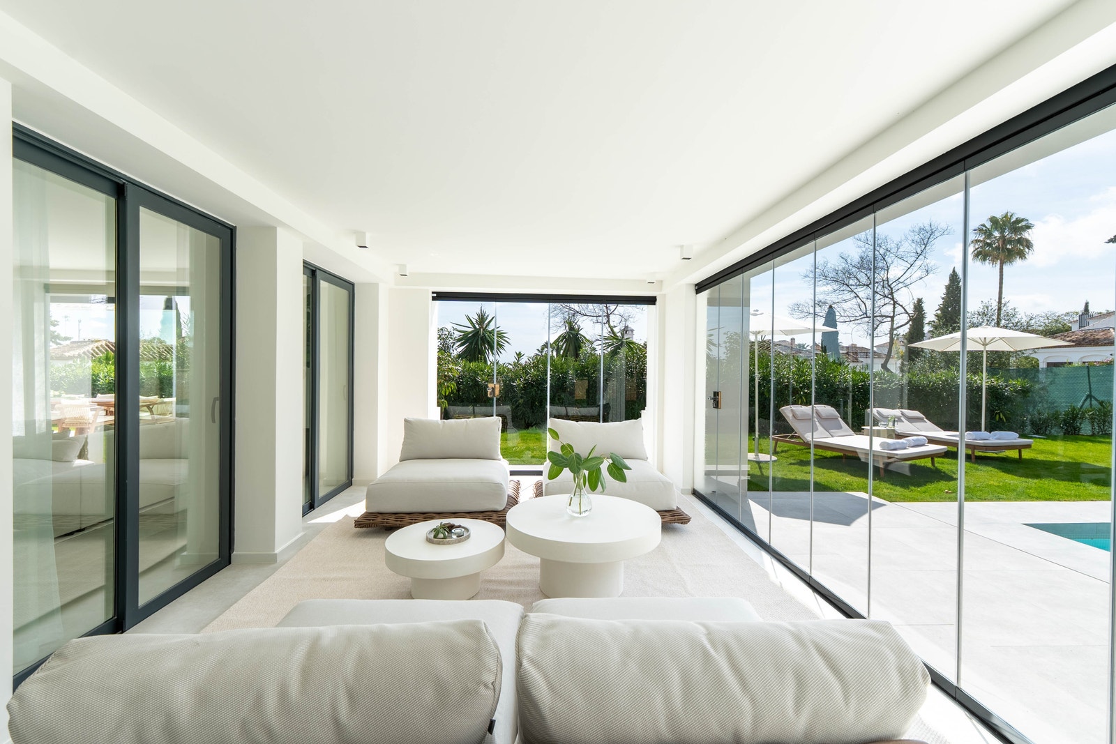 Utestuen er laget slik at du kan lukke alle glassdører og da kan den brukes på vinteren også. Galleribilde