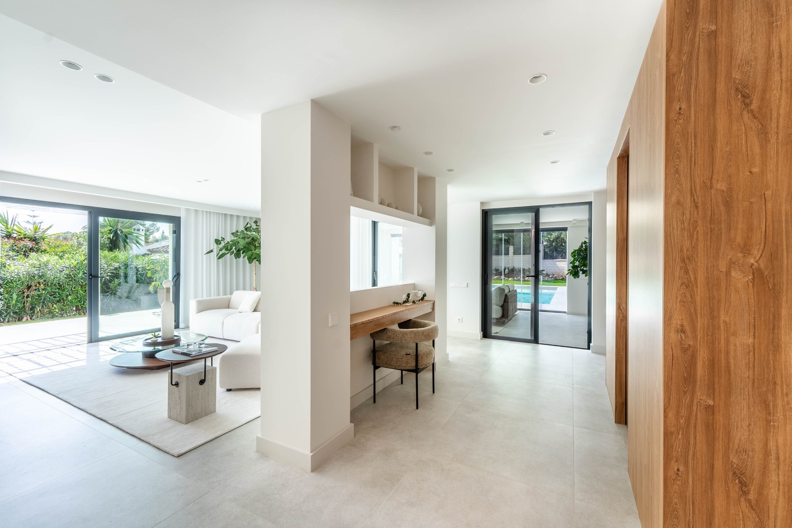 Stuen er malt i lyse farger. Galleribilde