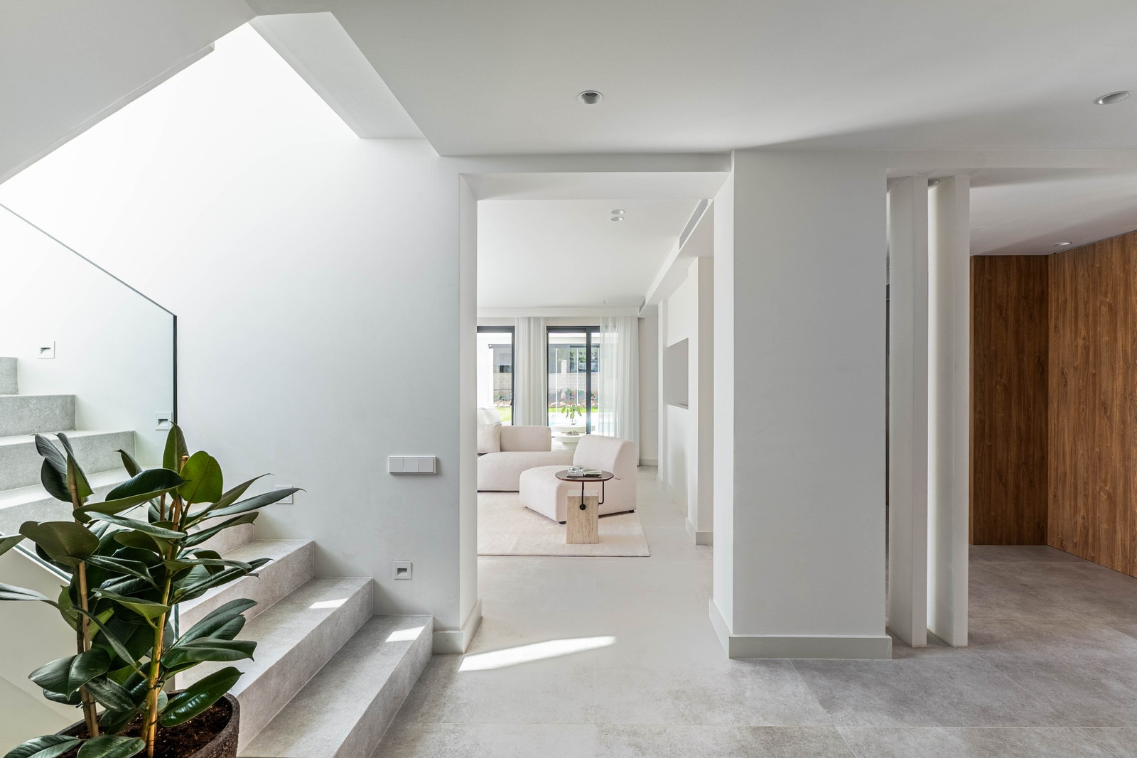 Grå, hvite 60 x 60 fliser på gulvet gir et eksklusivt preg. Galleribilde