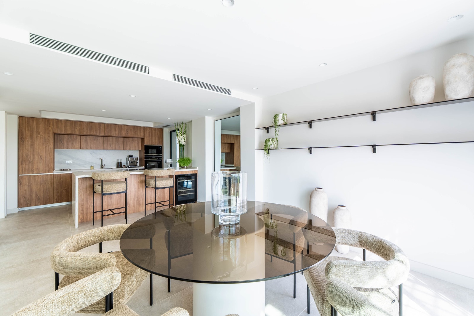 Praktisk barløsning med egen vinkjøler. Galleribilde