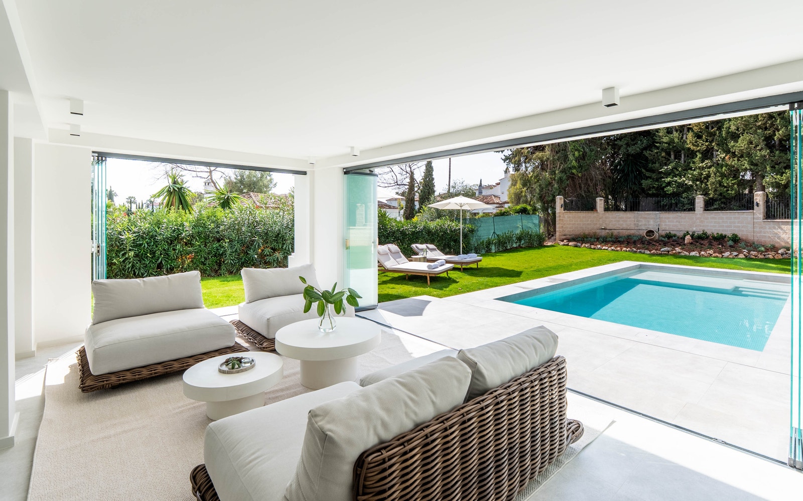 Fra stuen er det direkte utgang til en utestue. Her kan du skyve glasset til side, så har du en stue med direkte adgang til bassenget. Galleribilde