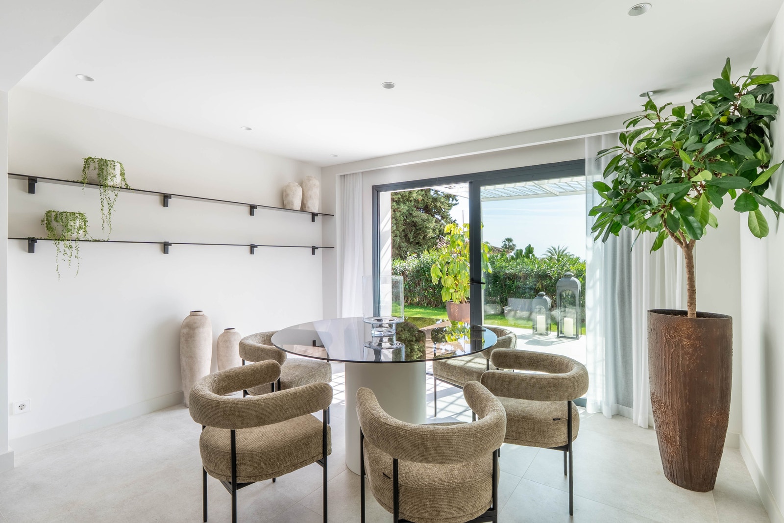 Fra kjøkken har du direkte utgang til solrik terrasse. Galleribilde