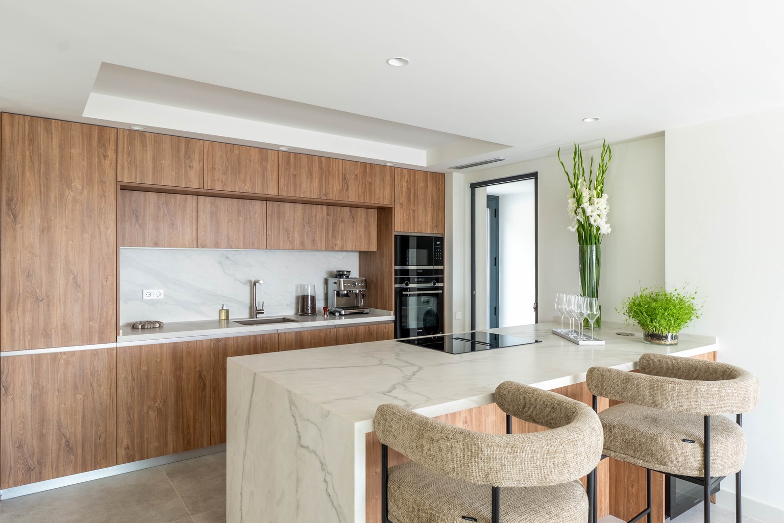 Meget pent kjøkken med glatte fronter. Galleribilde