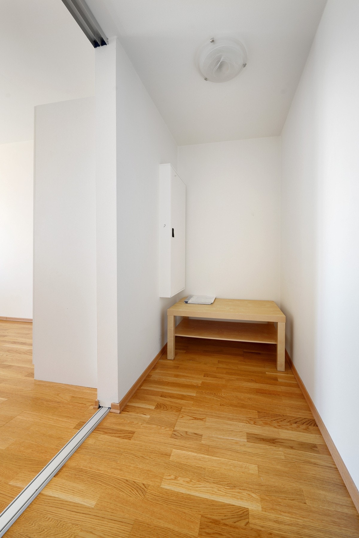 Bod som kan brukes som et lite walk-in-closet Galleribilde