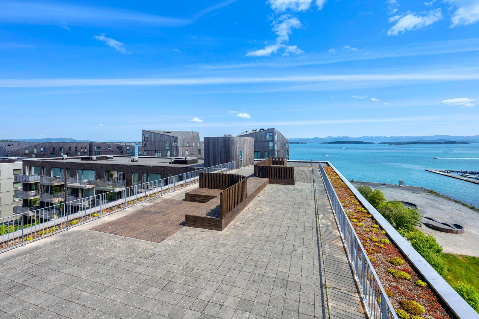 Takterrasse tilgjengelig for sameiet med optimale solforhold og utsikt over Gandsfjorden Galleribilde