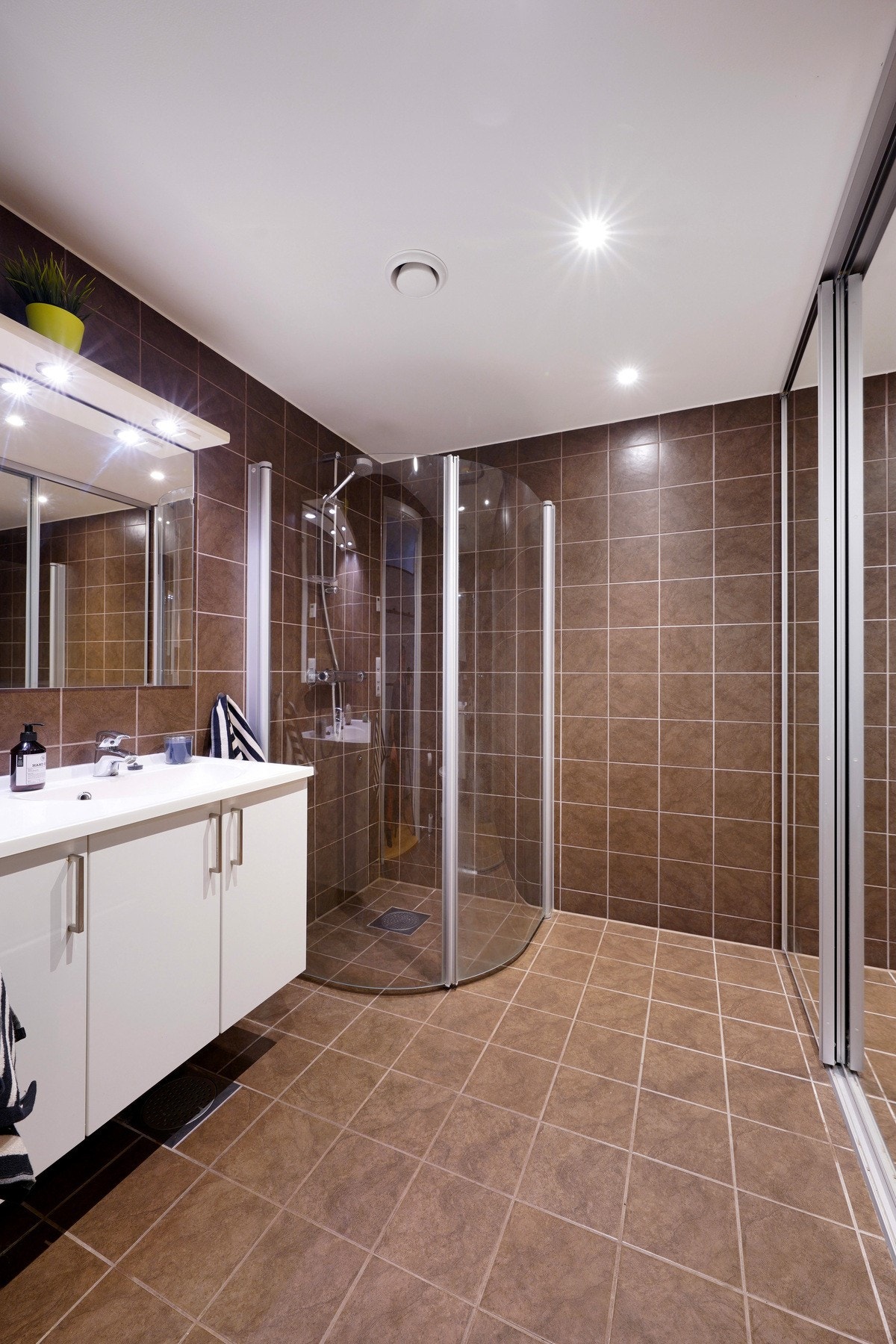Badet er helfliset med varme i gulv Galleribilde