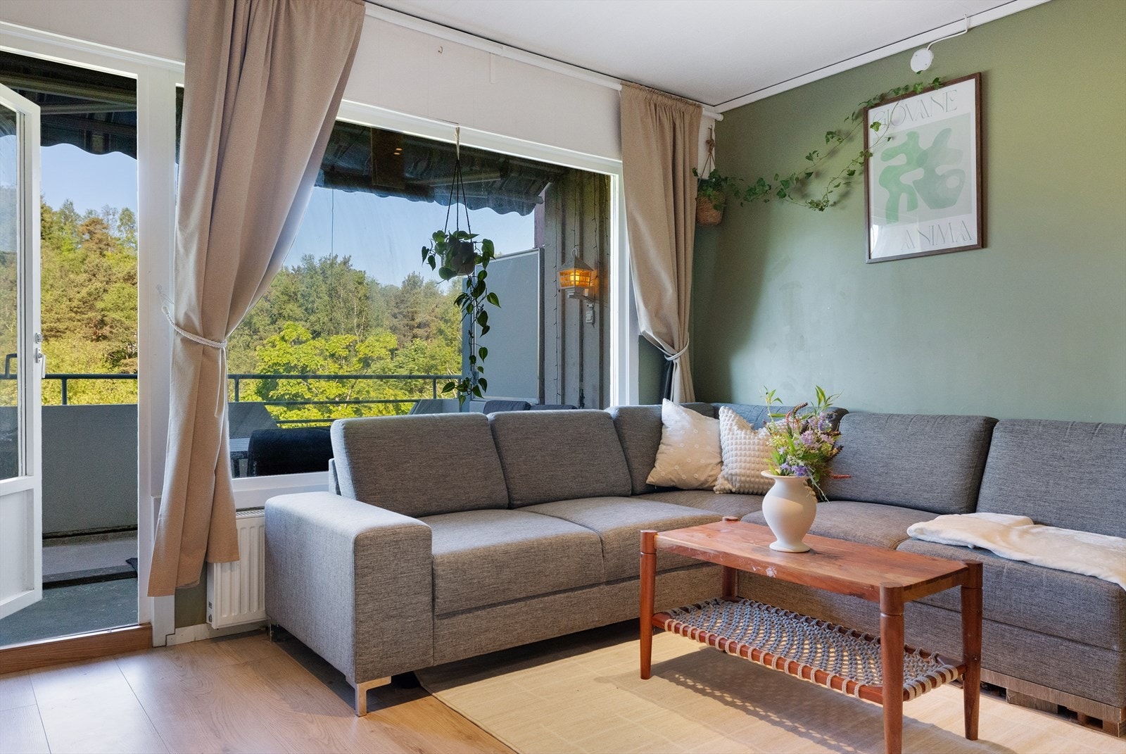 Stuen har store vindusflater som slipper inn rikelig med dagslys og gjør rommet lyst og trivelig. Galleribilde