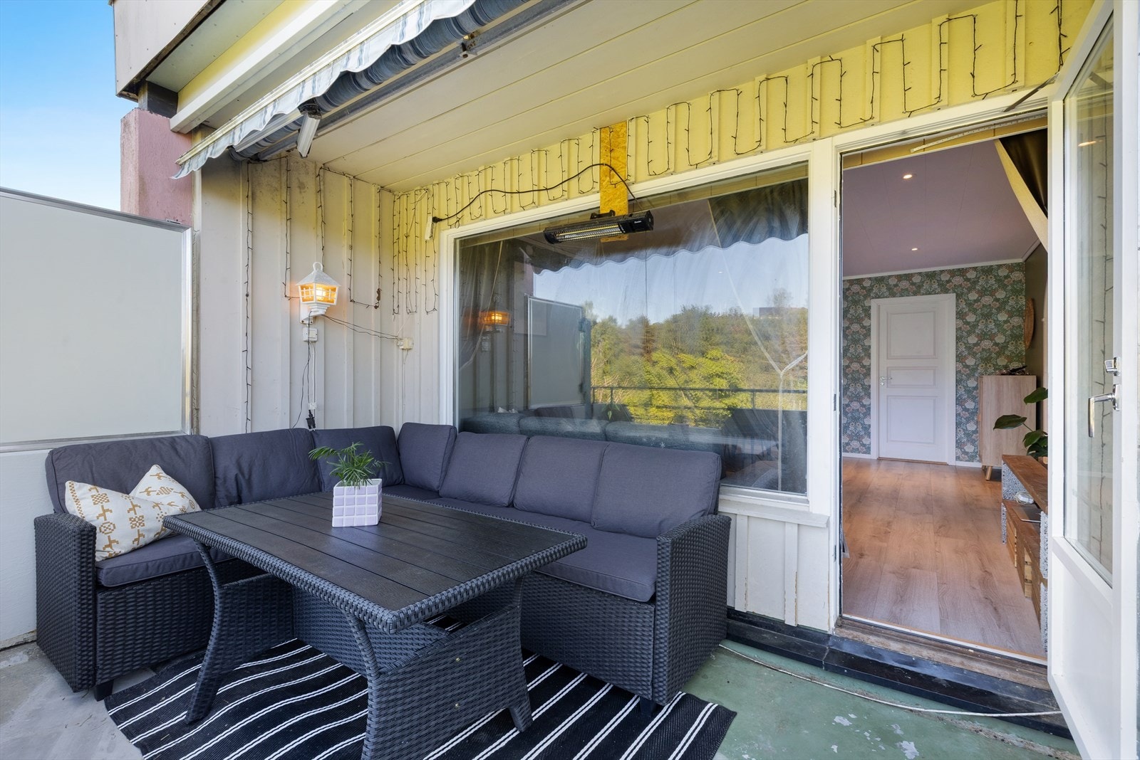 Altanen har plass til både grill og sittegrupper. Uttrekkbar markise sørger for skygge i solen og ly når regnet kommer. Galleribilde