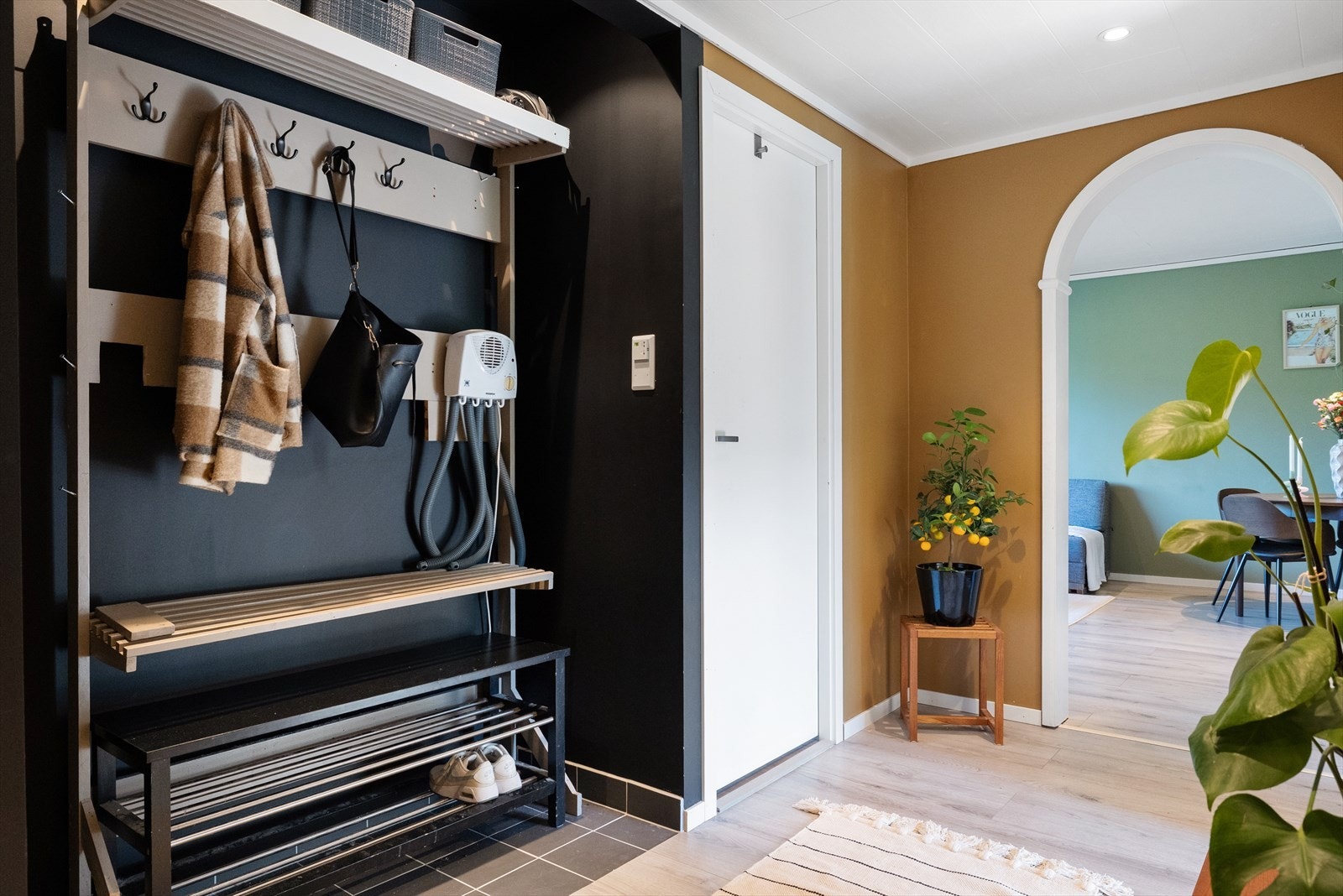 I gangen er det opparbeidet plass til sko og yttertøy. Galleribilde