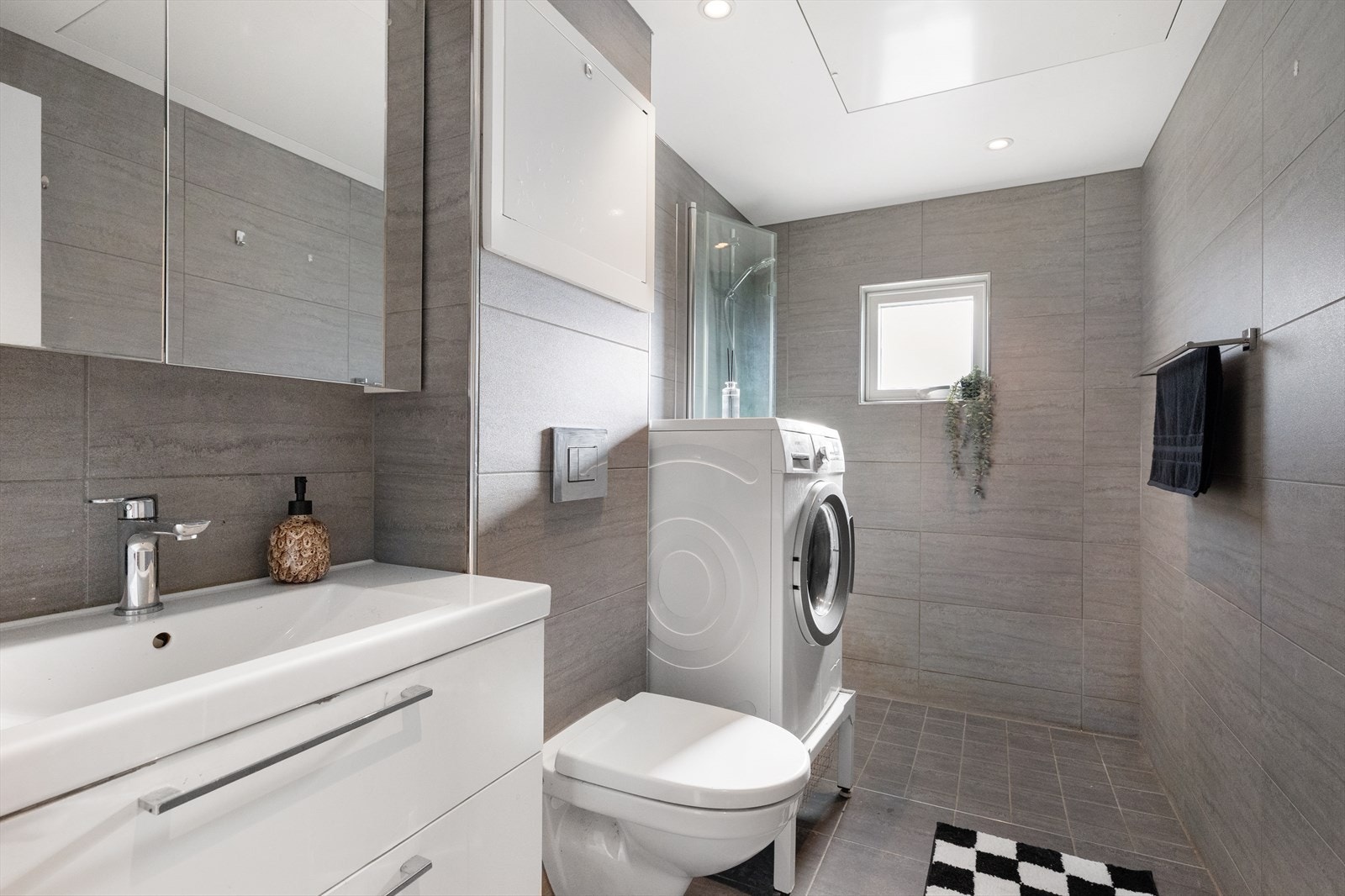 Helfliset bad fra 2020 med varmekabler i gulvet. Galleribilde