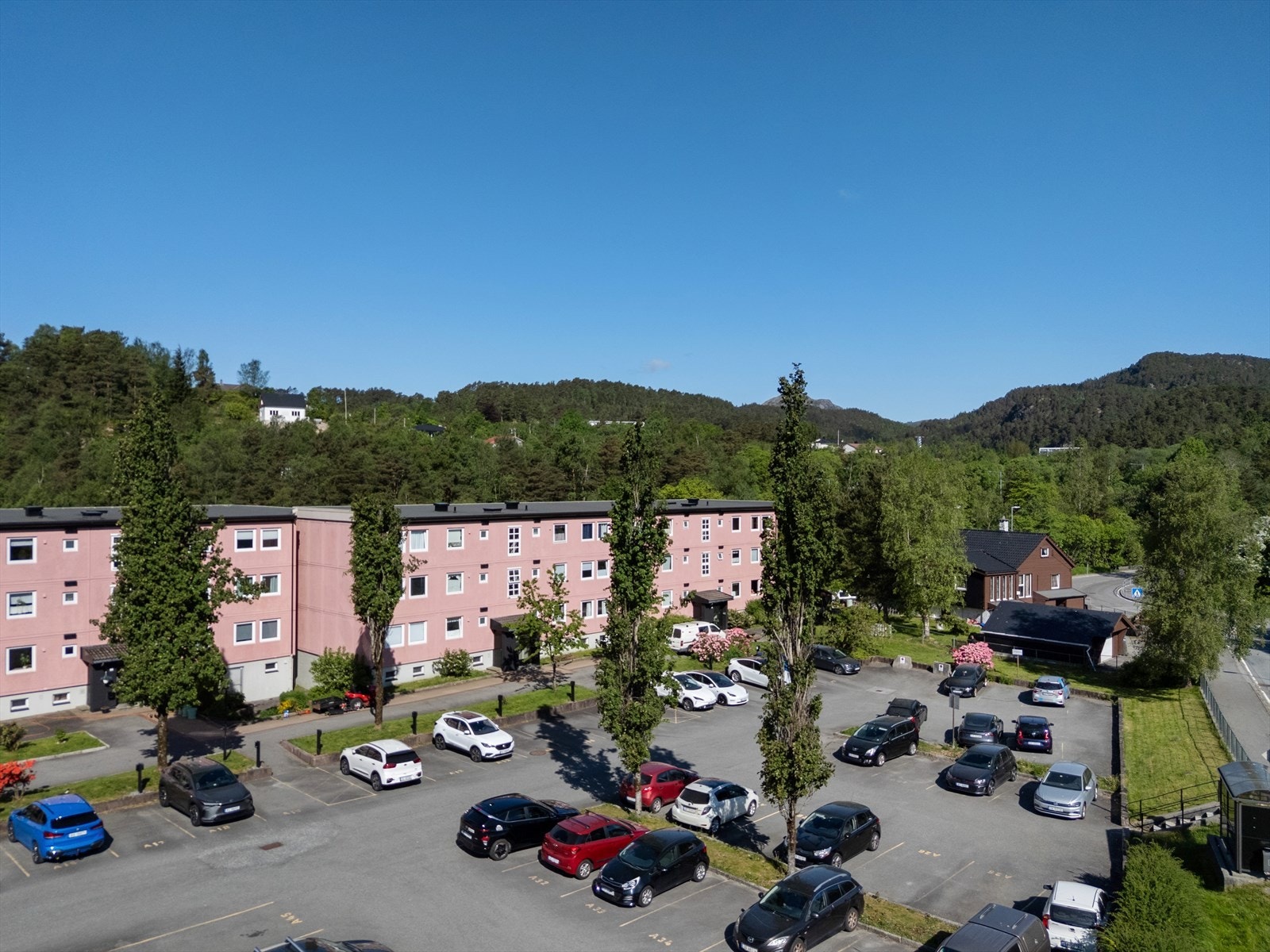 Parkering- og garasjeplass tildeles etter venteliste i Borettslaget. Galleribilde