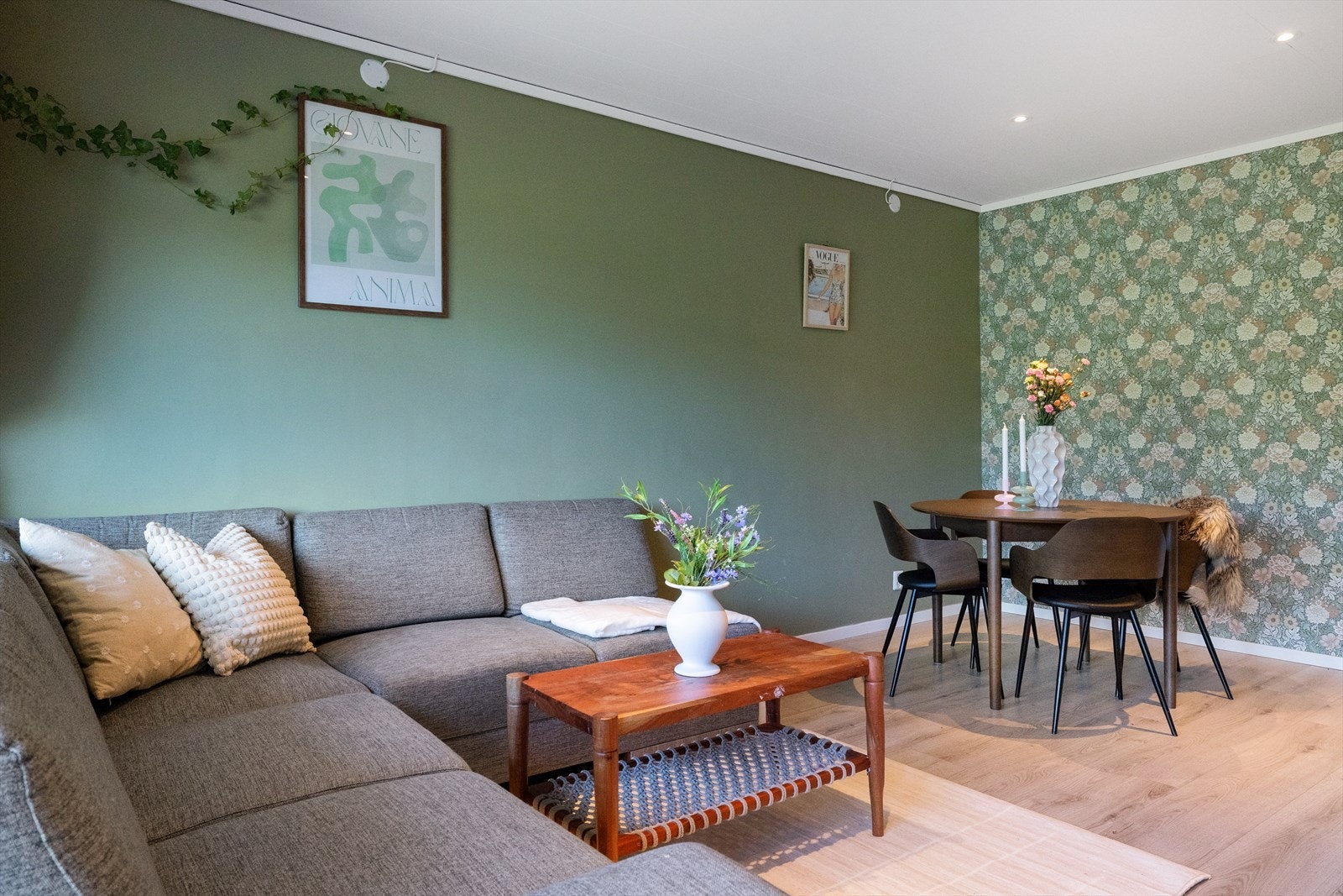 Leiligheten har flott laminatgulv og malte overflater. Stuen byr på god plass til både sofa og spisebord. Det er satt opp en lettvegg i stuen som enkelt kan fjernes om man kun trenger 2 soverom Galleribilde