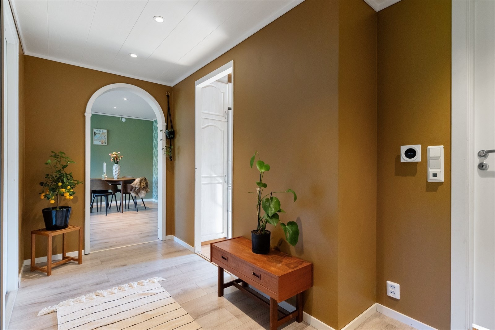 Gangen måler 8,2 m² og har vegger malt i fine mørke farger og spotter i himlingen. Galleribilde