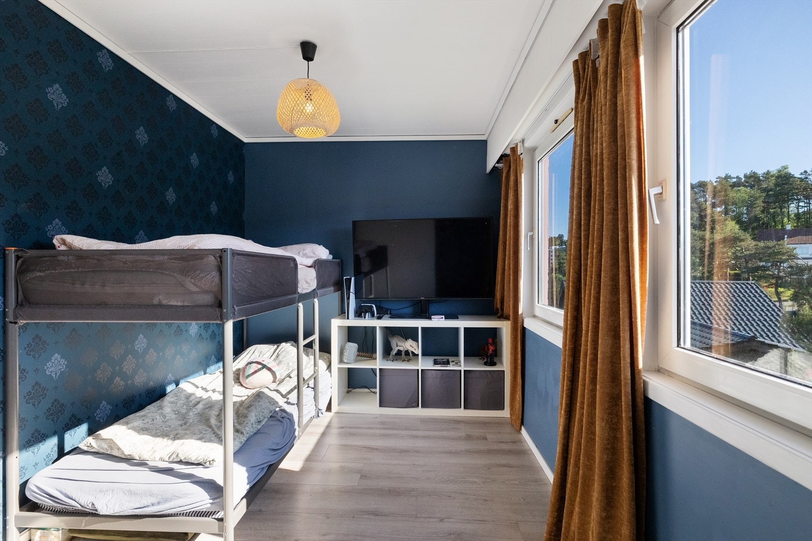 Lyst og romslig soverom med plass til stor seng og to vinduer som slipper inn rikelig med dagslys. Galleribilde